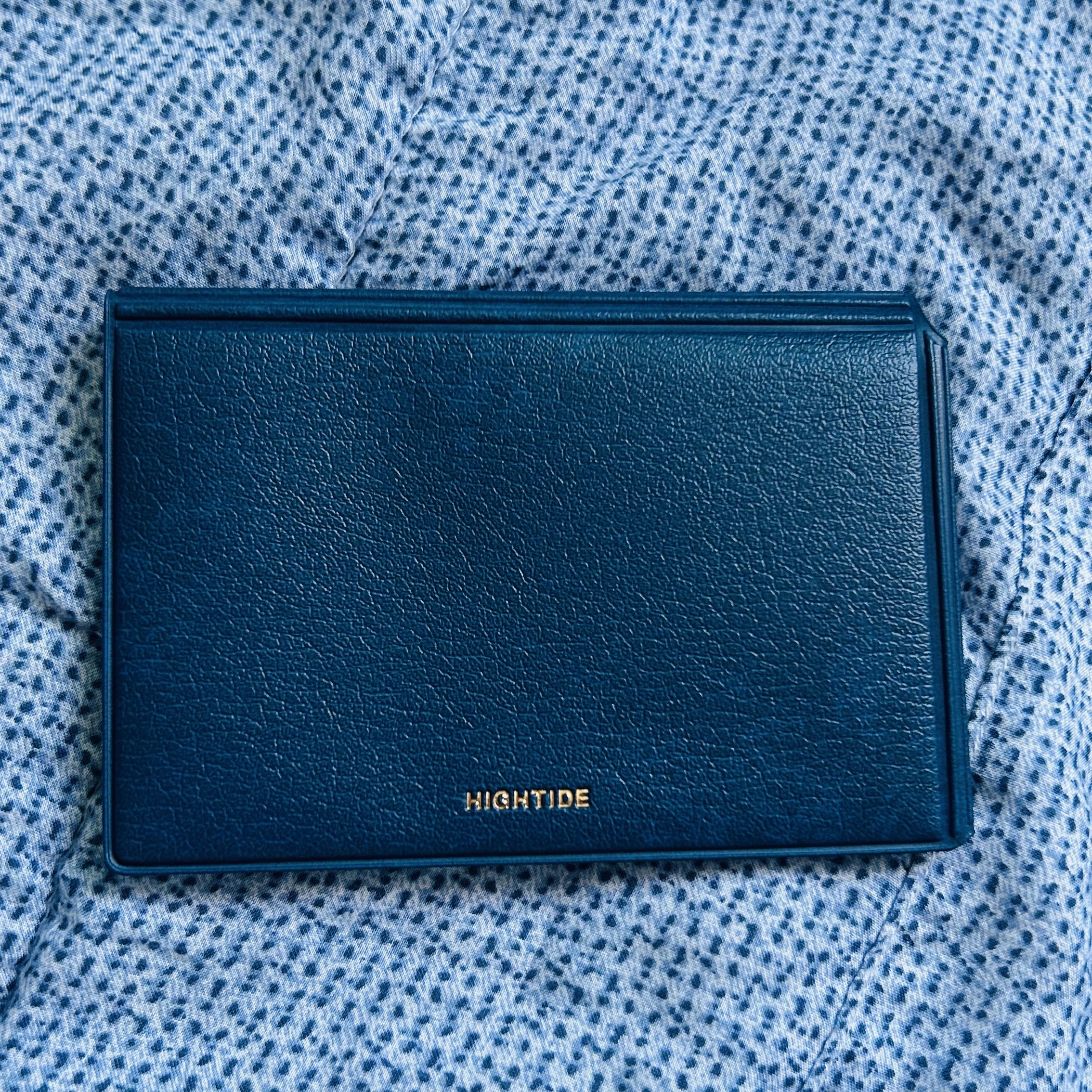 Beams x Hightide Special Order Pass & Card Case Navy 착용 스타일 - 2
