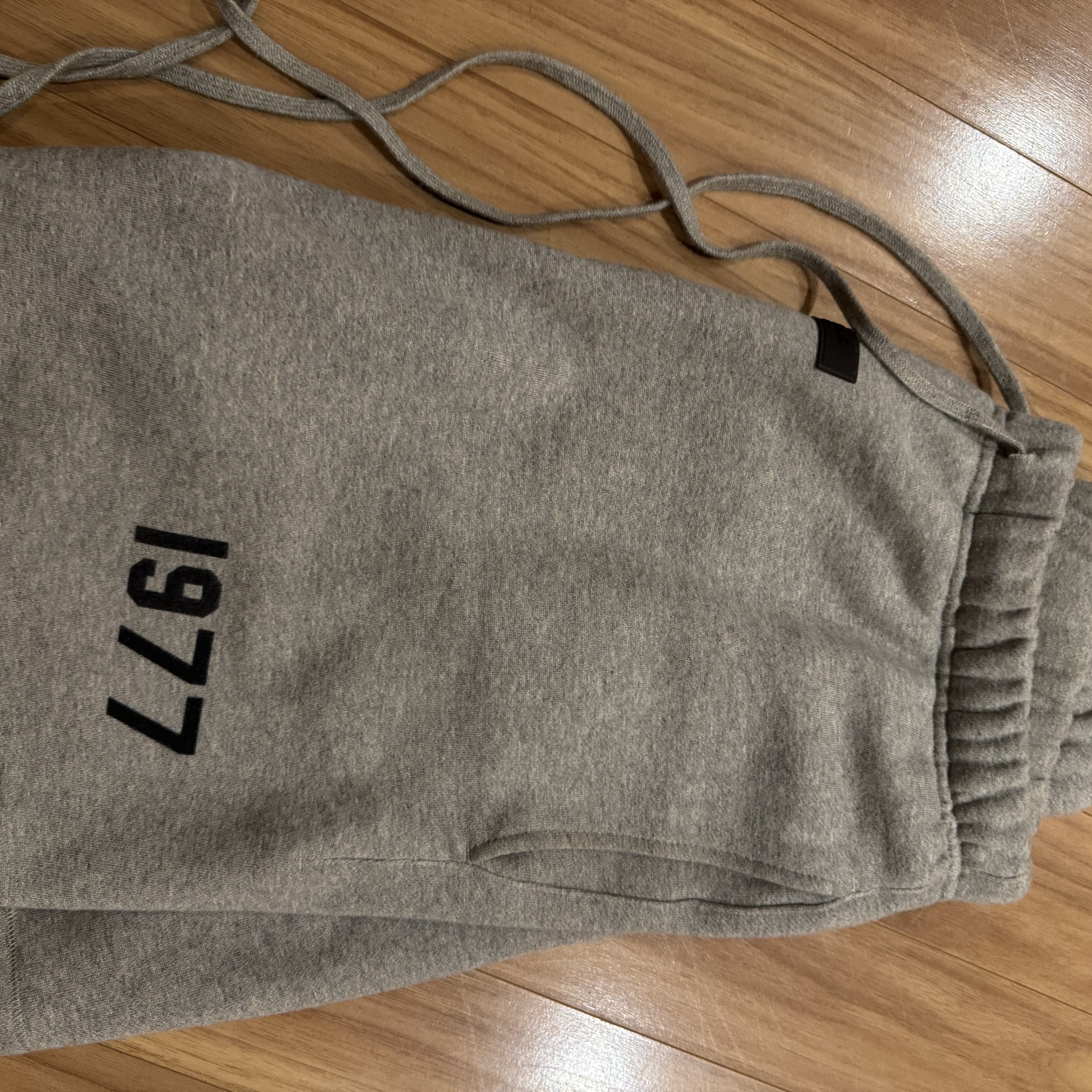 Essentials 1977 Shorts Dark Oatmeal - 22SS 착용 스타일