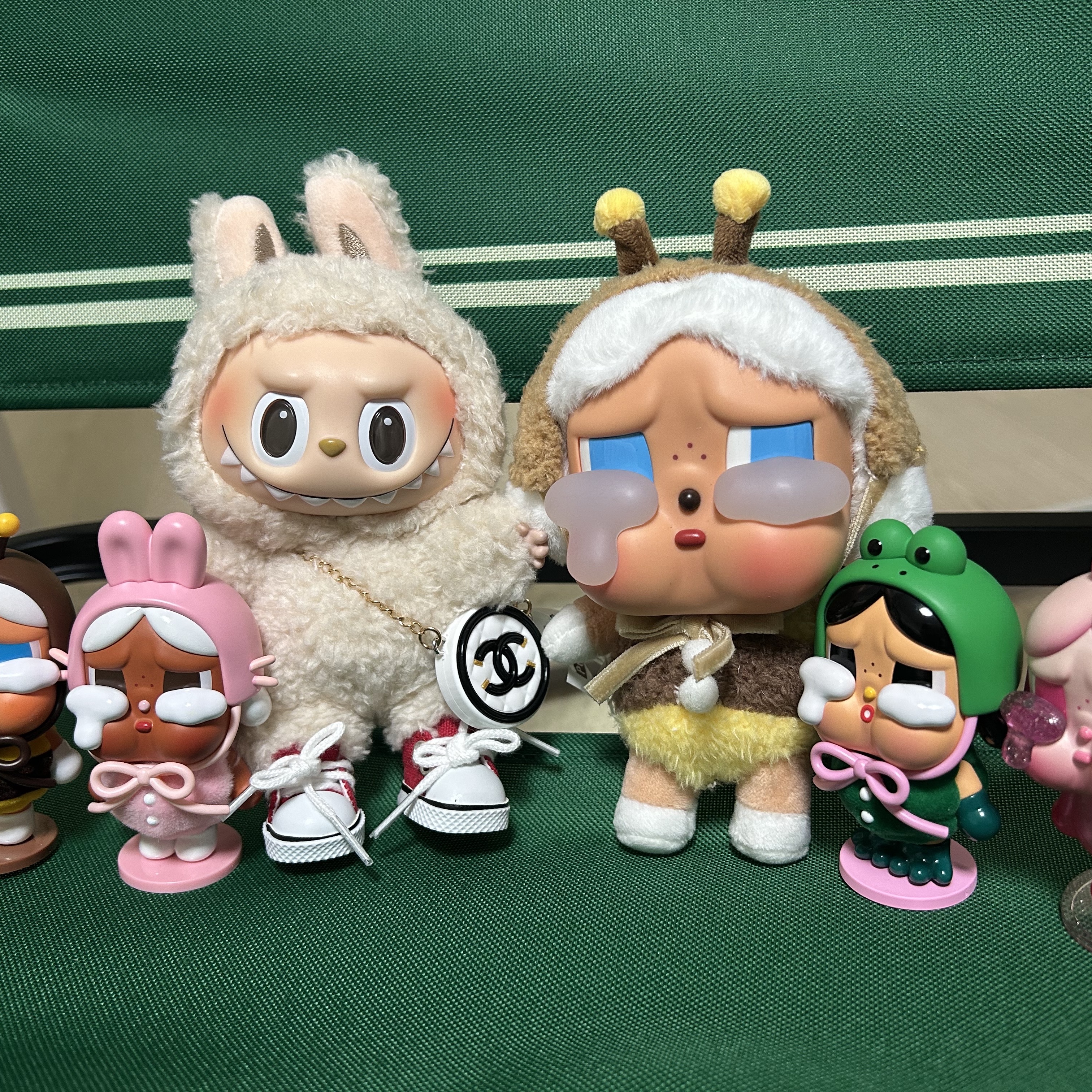 Pop Mart Labubu The Monsters Labubu Tasty Macarons Series Soymilk Keyring 착용 스타일 - 2