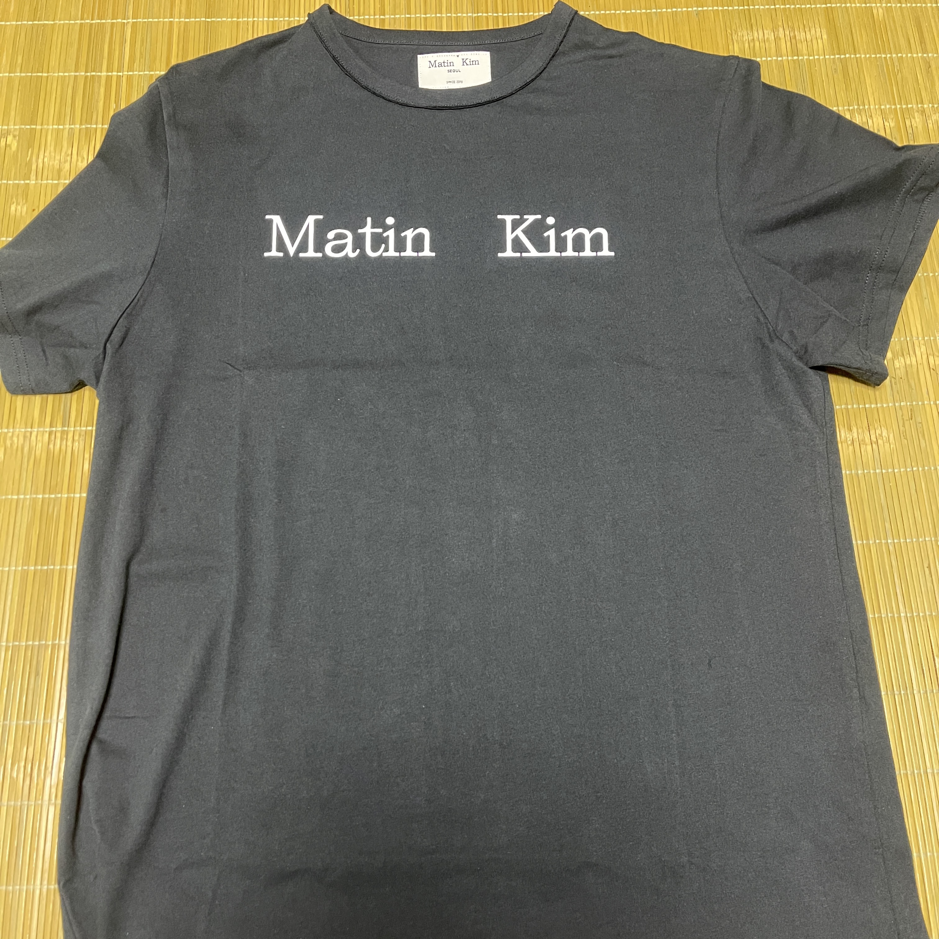 Matin Kim Logo Top Black 착용 스타일