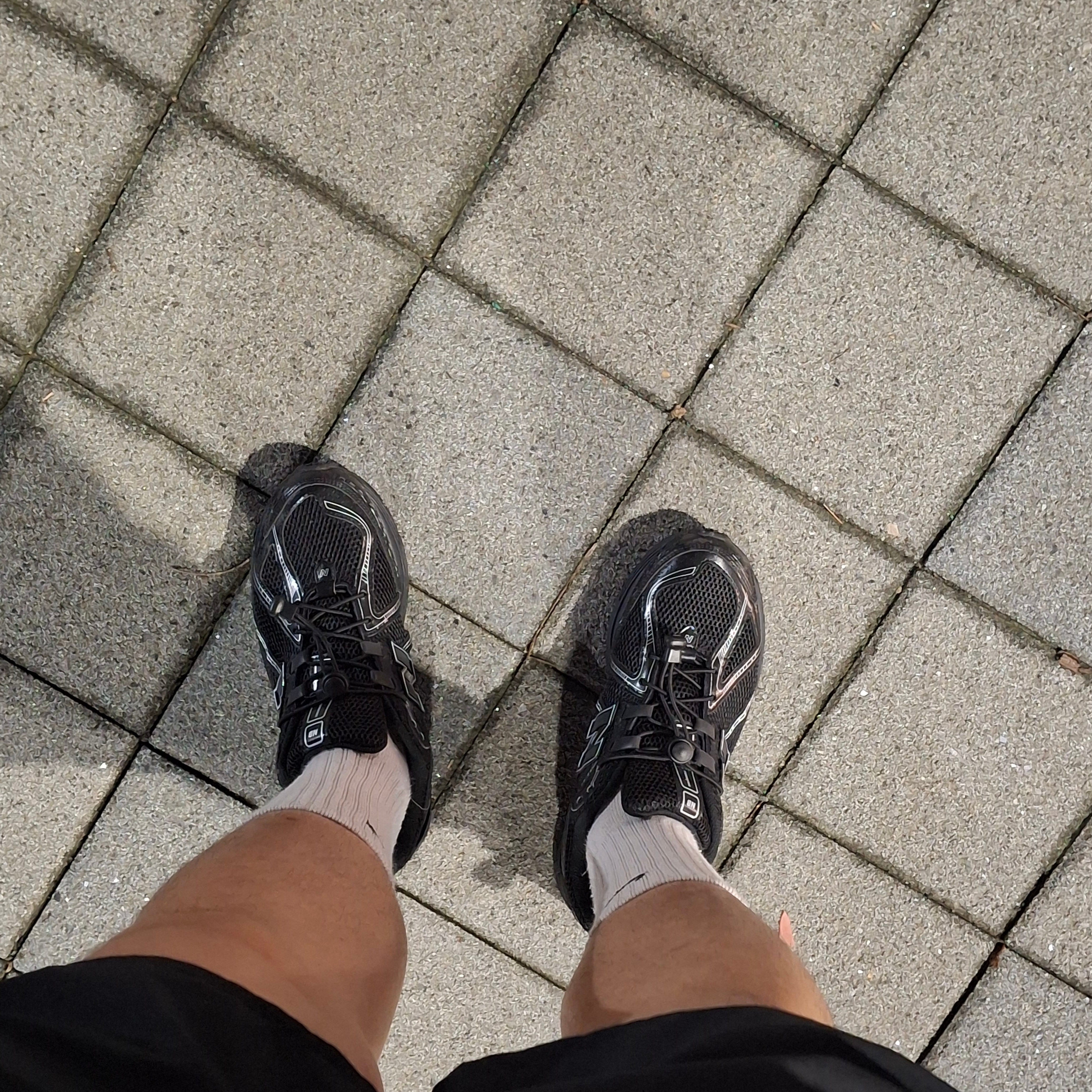 New Balance 1906R Black Silver Metallic 착용 스타일