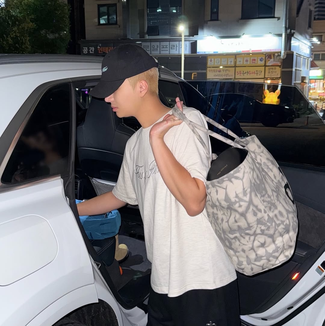 THIS IS FINE Oversized Signature Tee Oat 착용 스타일 - 1