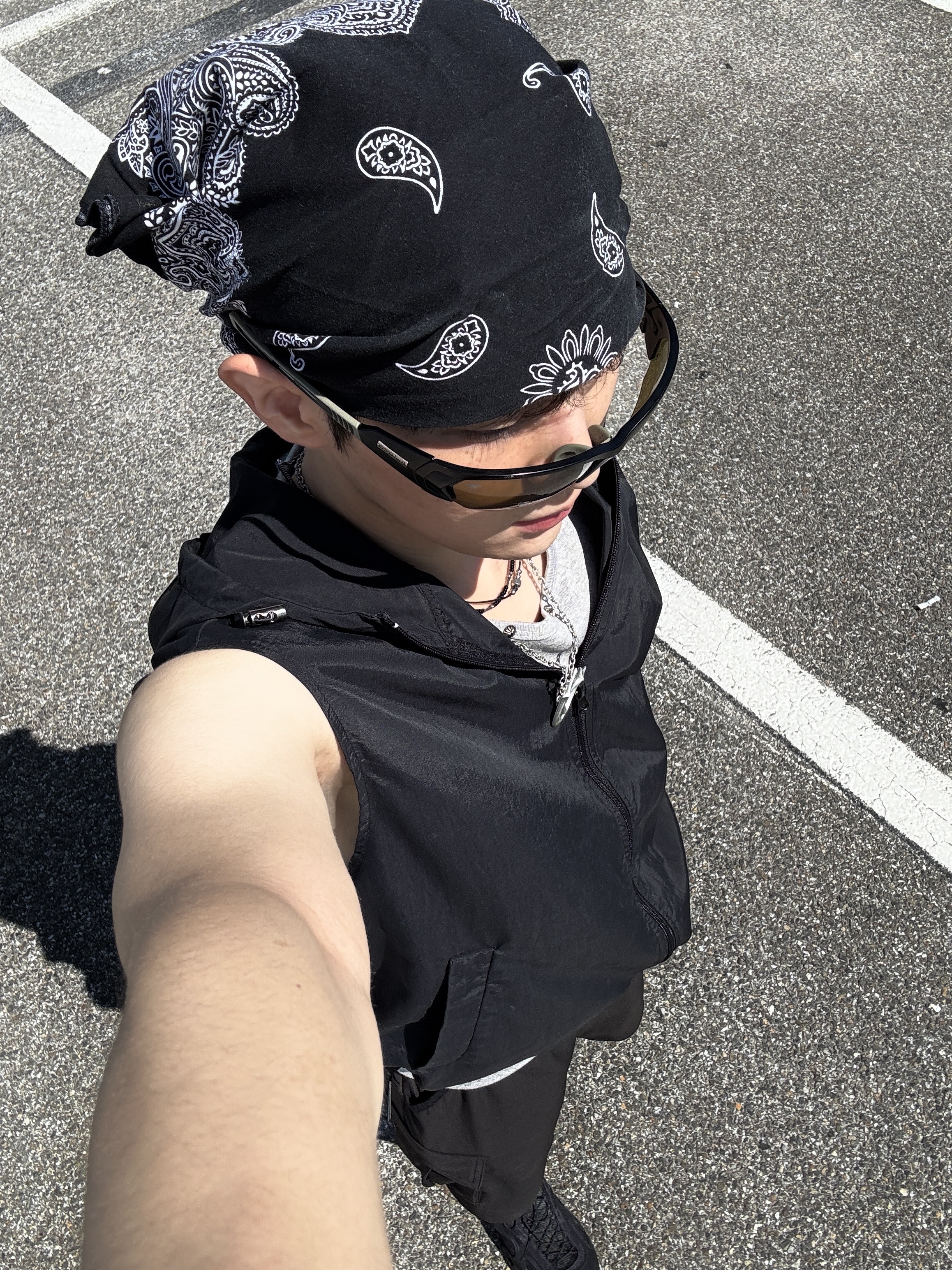 On Running x FKA Twigs Cloud Black, Safarispot Authentic Light Vest Windbreaker - Black 착용 스타일 - 5