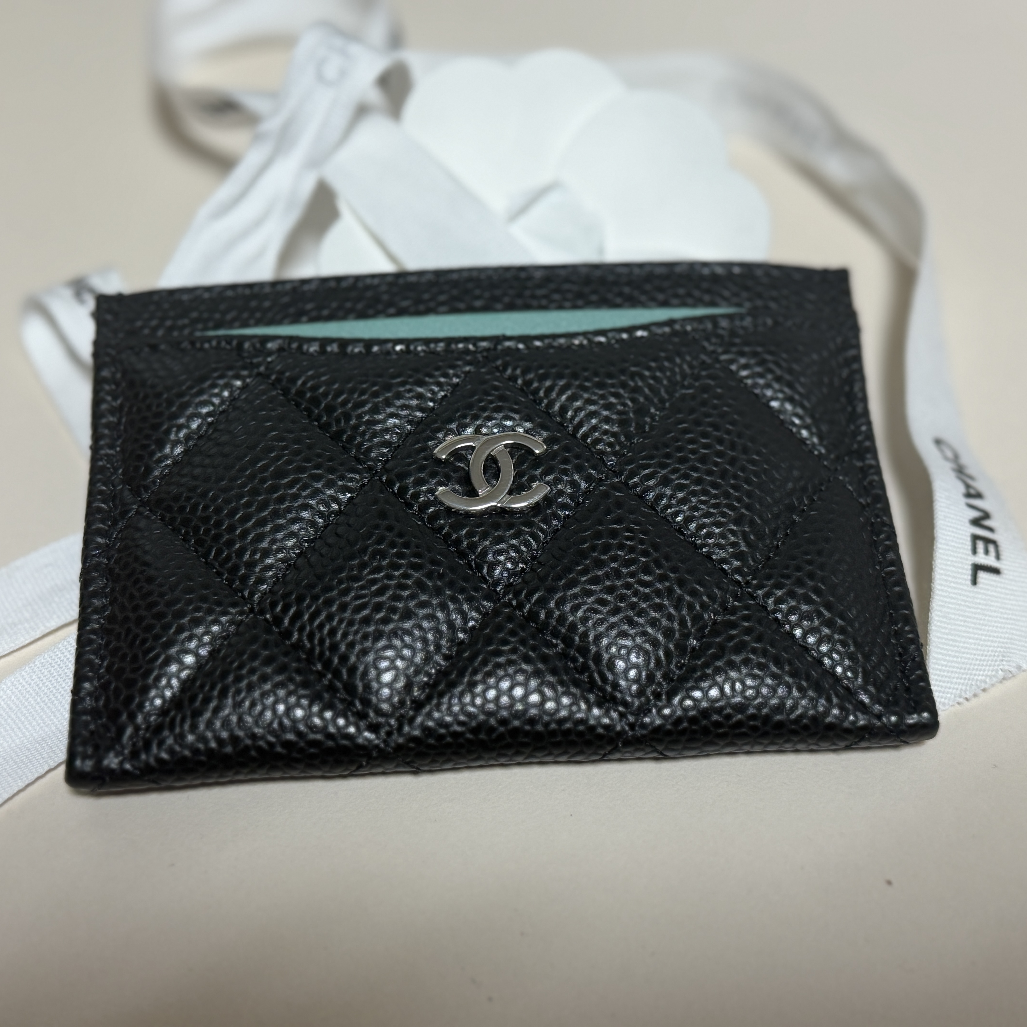 Chanel Classic Card Holder Grained Calfskin & Silver Black 착용 스타일 - 9
