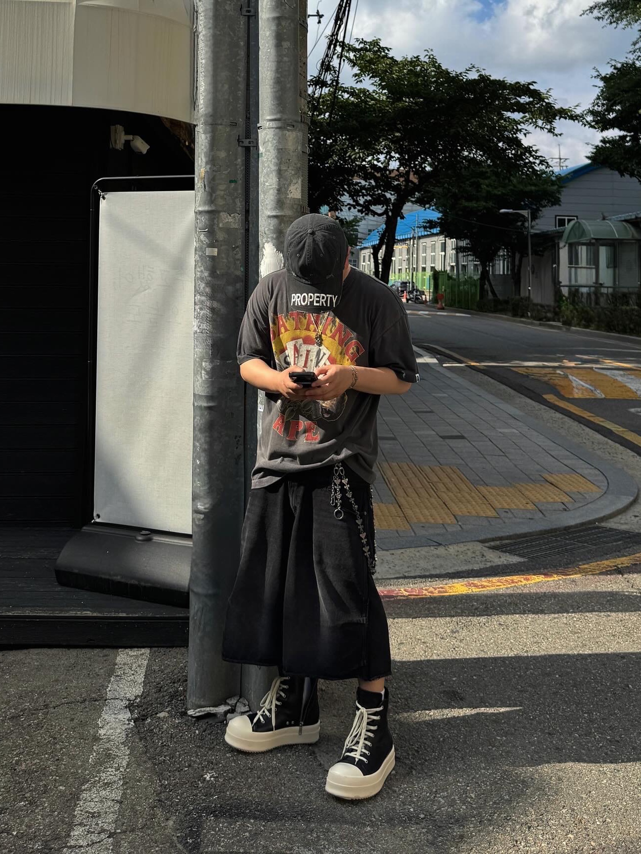 BAPE x Saint Mxxxxxx Guns T-Shirt Charcoal, Rick Owens Luxor Mega Bumper Sneakers Black Milk 착용 스타일