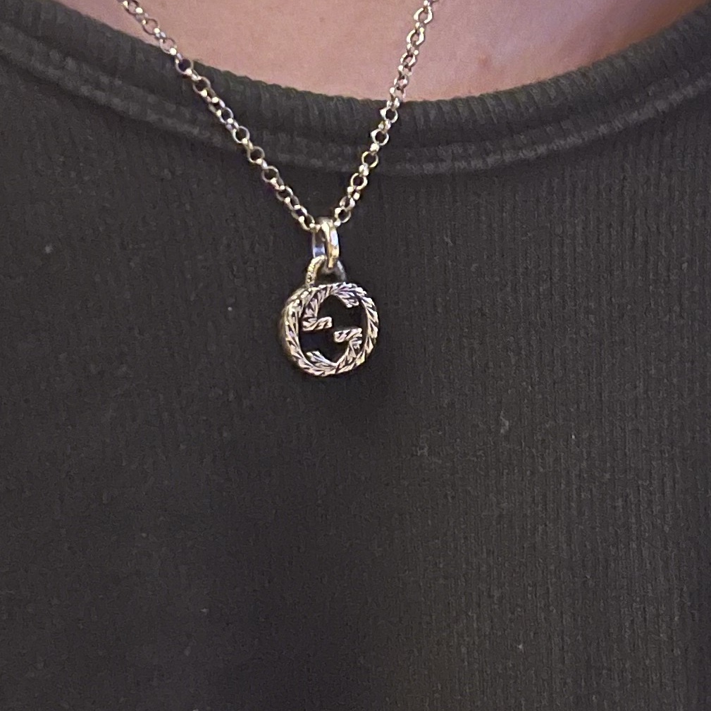 Gucci Interlocking G Pendant Necklace Silver 착용 스타일