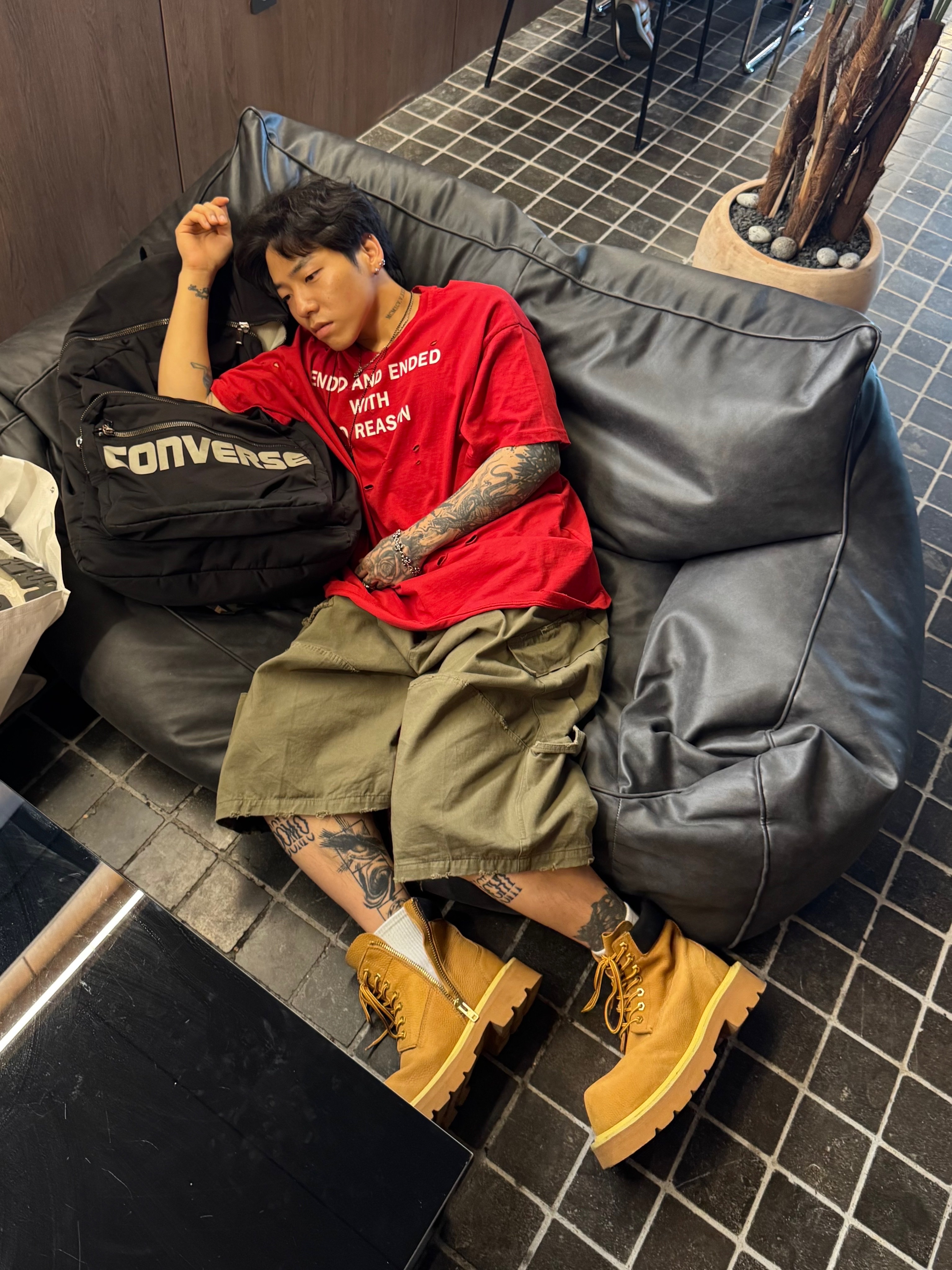 Converse x Drkshdw Oversized Backpack Black, ROARINGRAD Damage Lettering T-shirt Red 착용 스타일 - 1