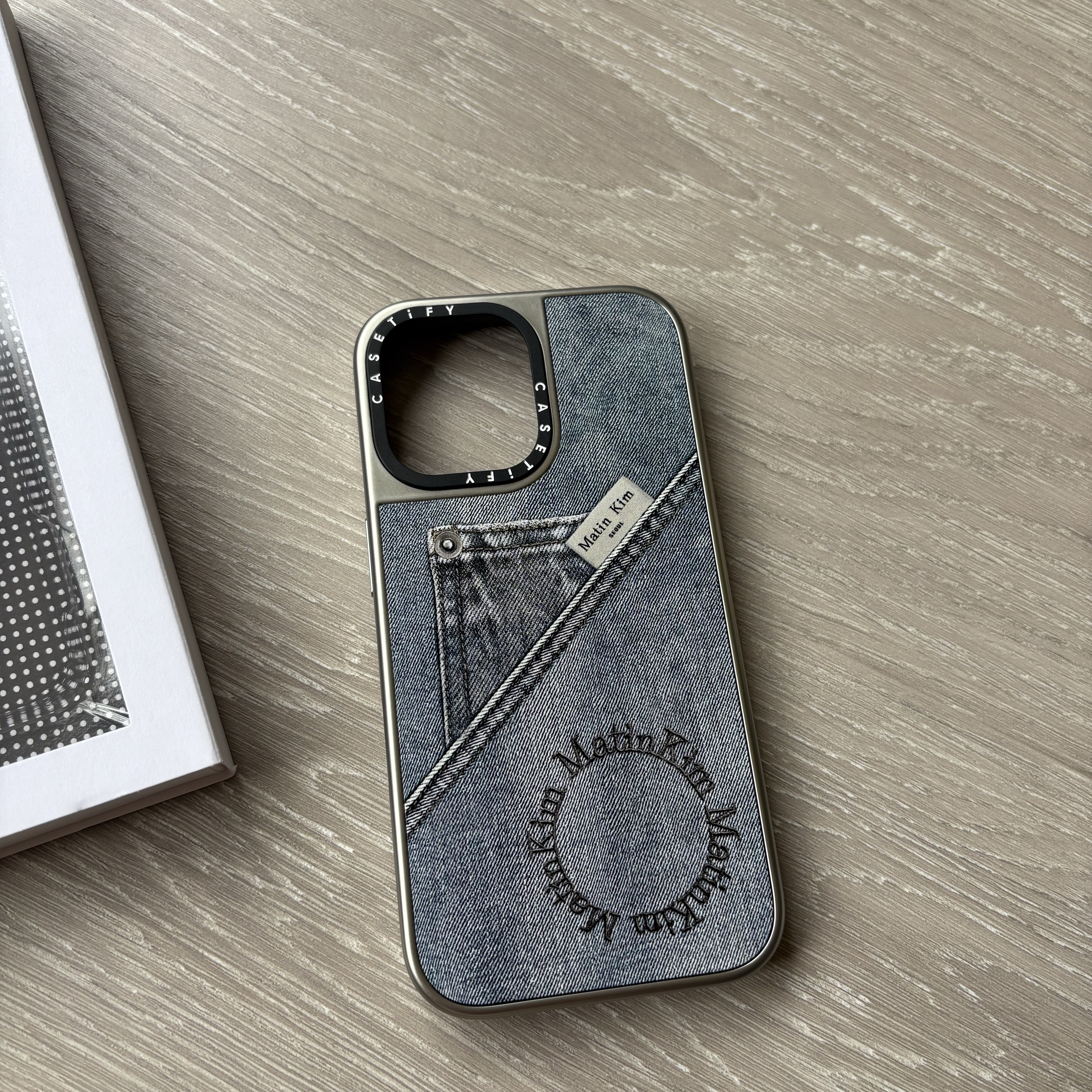 Casetify x Matin Kim iPhone Denim Pocket Magsafe Mirror Case Silver 착용 스타일 - 2