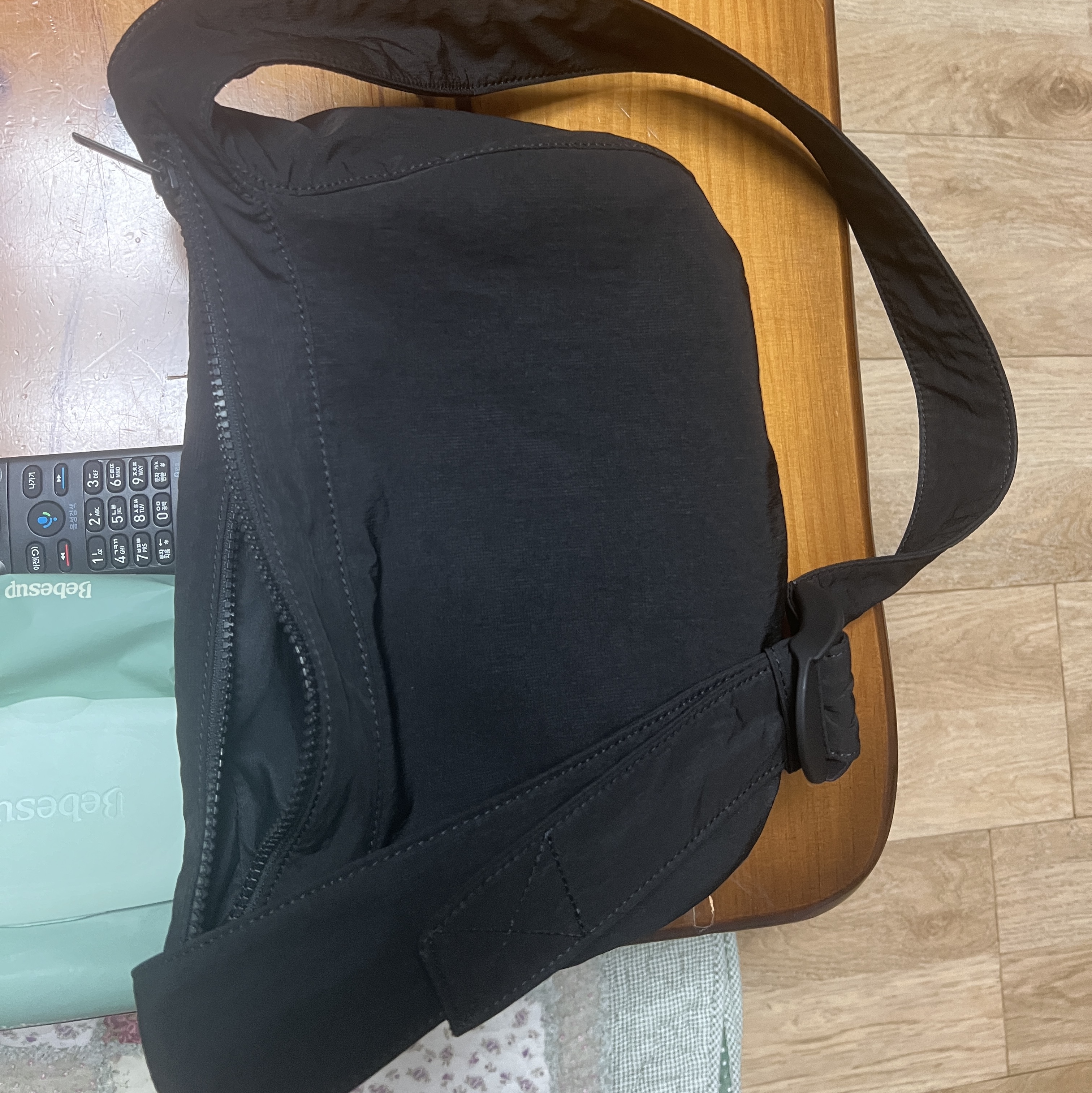 COS Nylon Crossbody Saddle Bag Black 착용 스타일