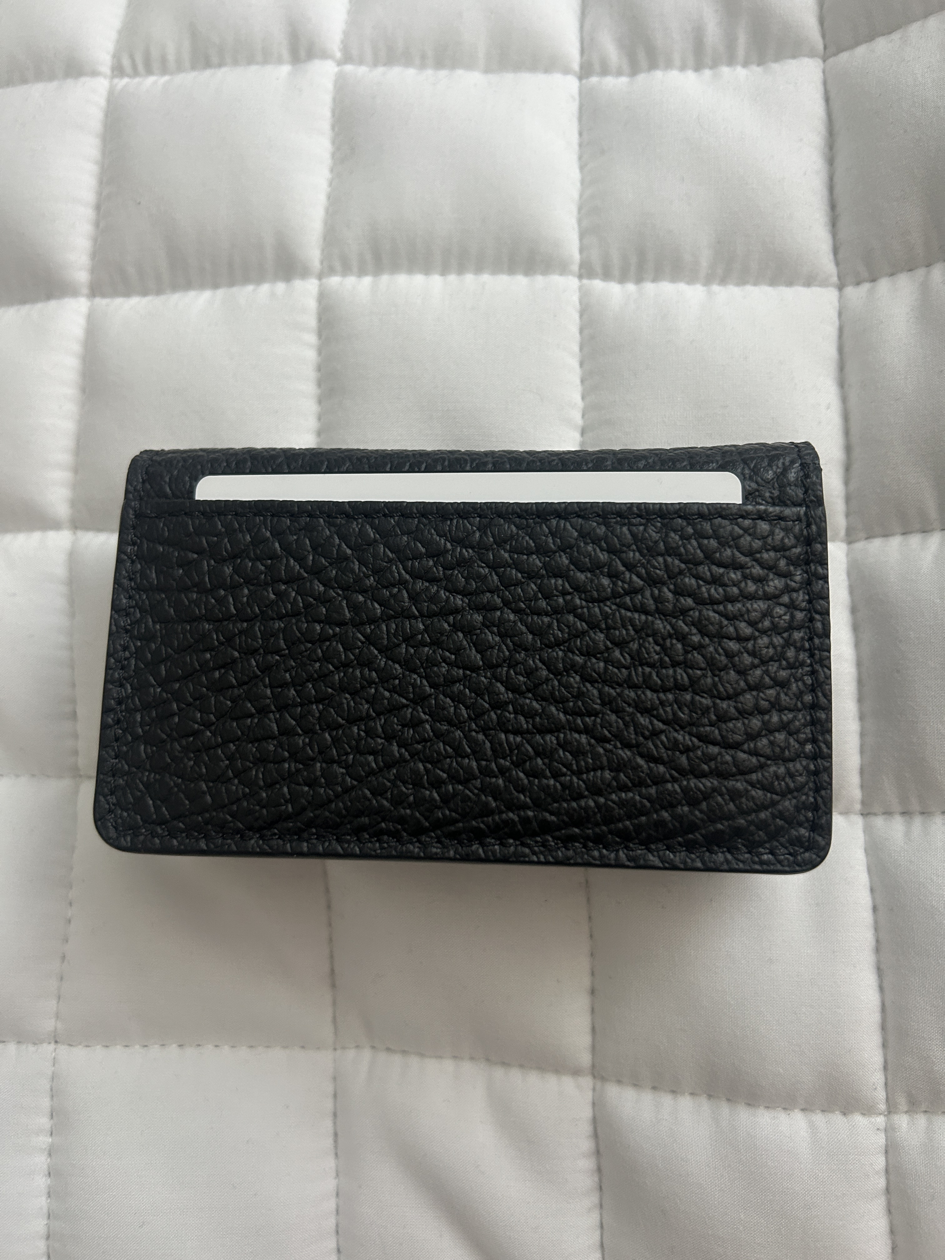 Maison Margiela Stitch Leather Flap Card Holder Black 착용 스타일 - 2