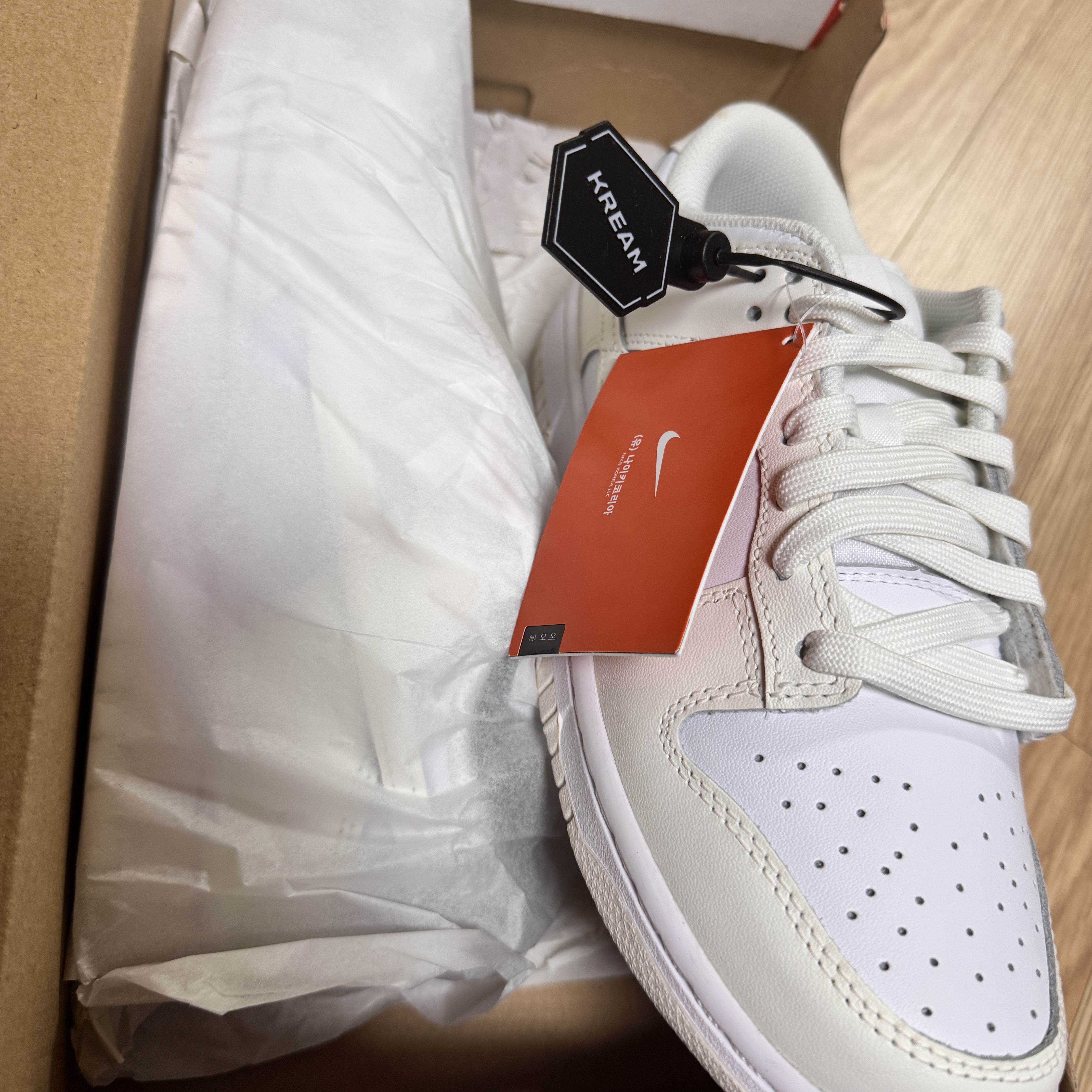 (W) Nike Dunk Low White and Sail 착용 스타일 - 1