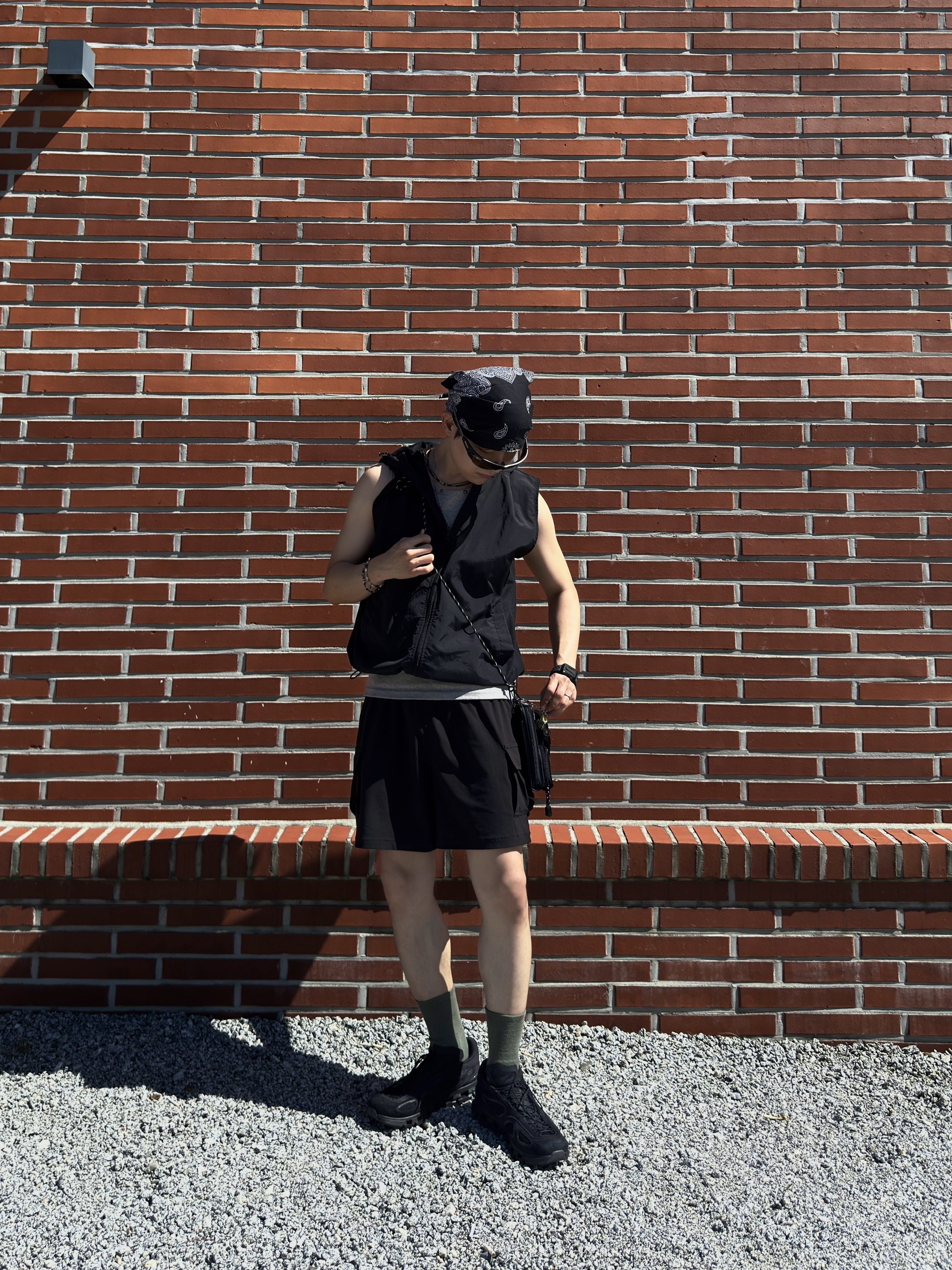 On Running x FKA Twigs Cloud Black, Safarispot Authentic Light Vest Windbreaker - Black 착용 스타일 - 4
