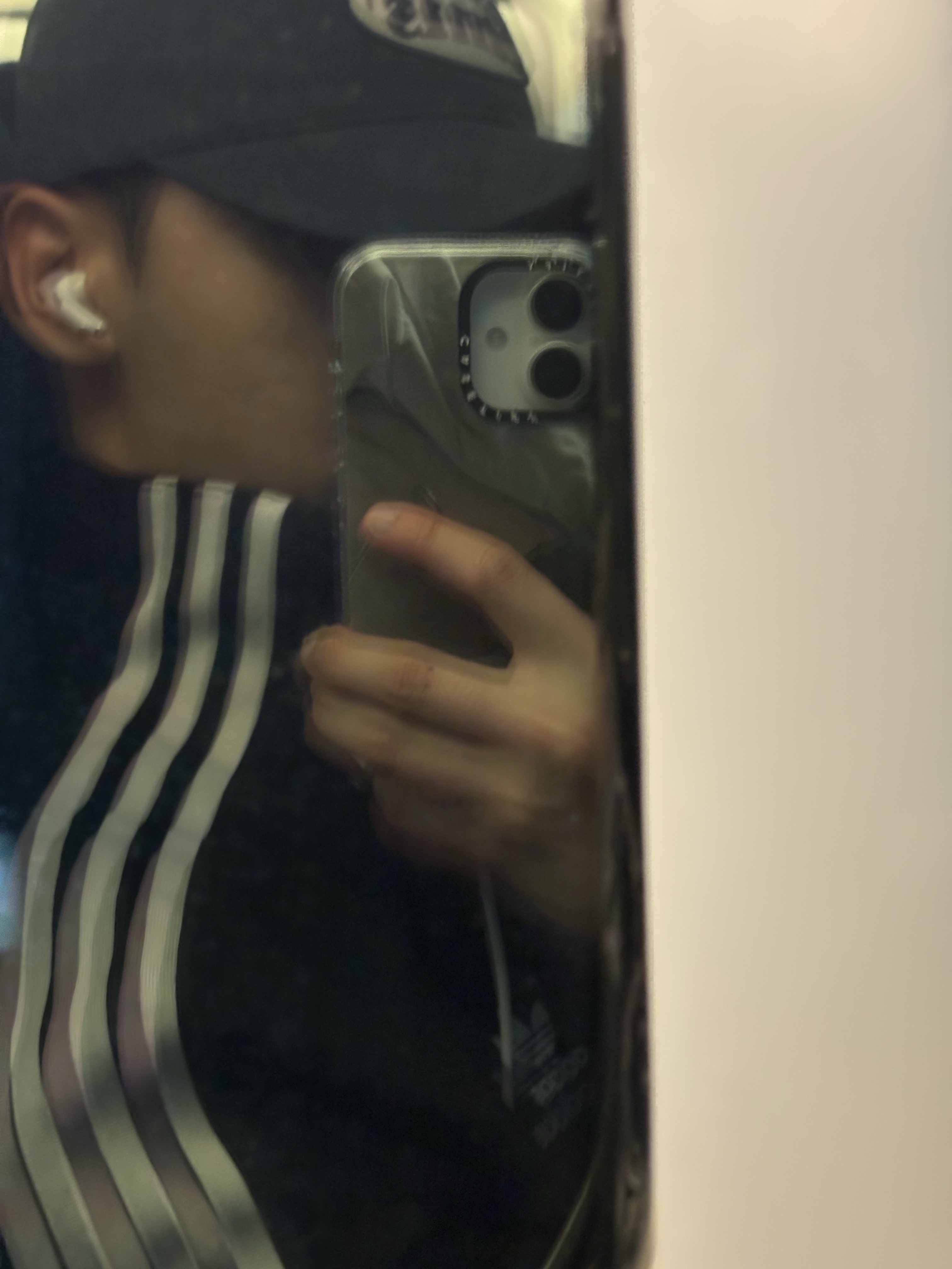 Arc'teryx Beta LT Jacket Lucent, Casetify x Matin Kim iPhone Destroyed Denim Magsafe Mirror Case Silver 착용 스타일 - 3