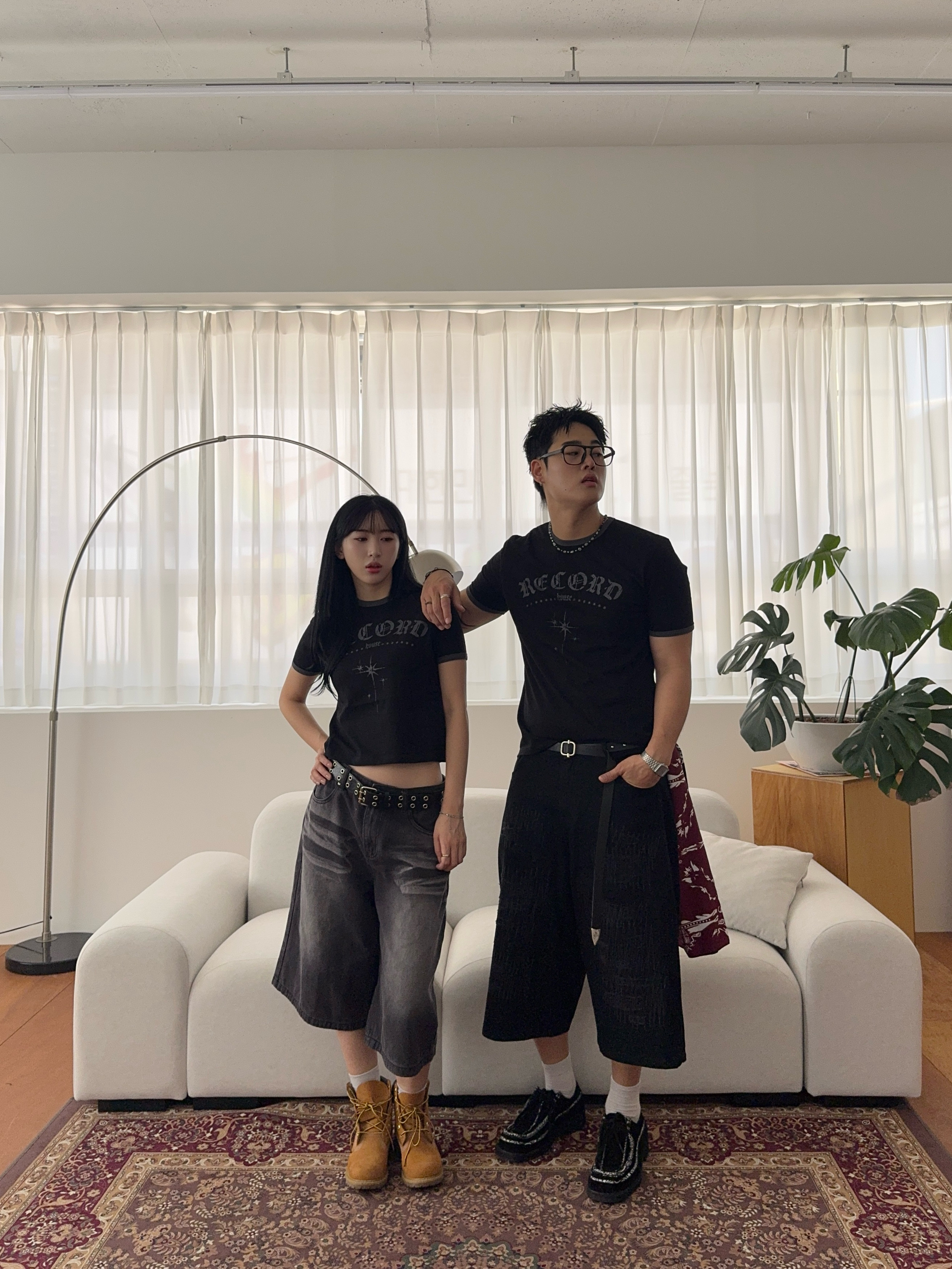 SLOW RECORD HOUSE Unisex RECORD Ringer Tee Black 착용 스타일 - 4