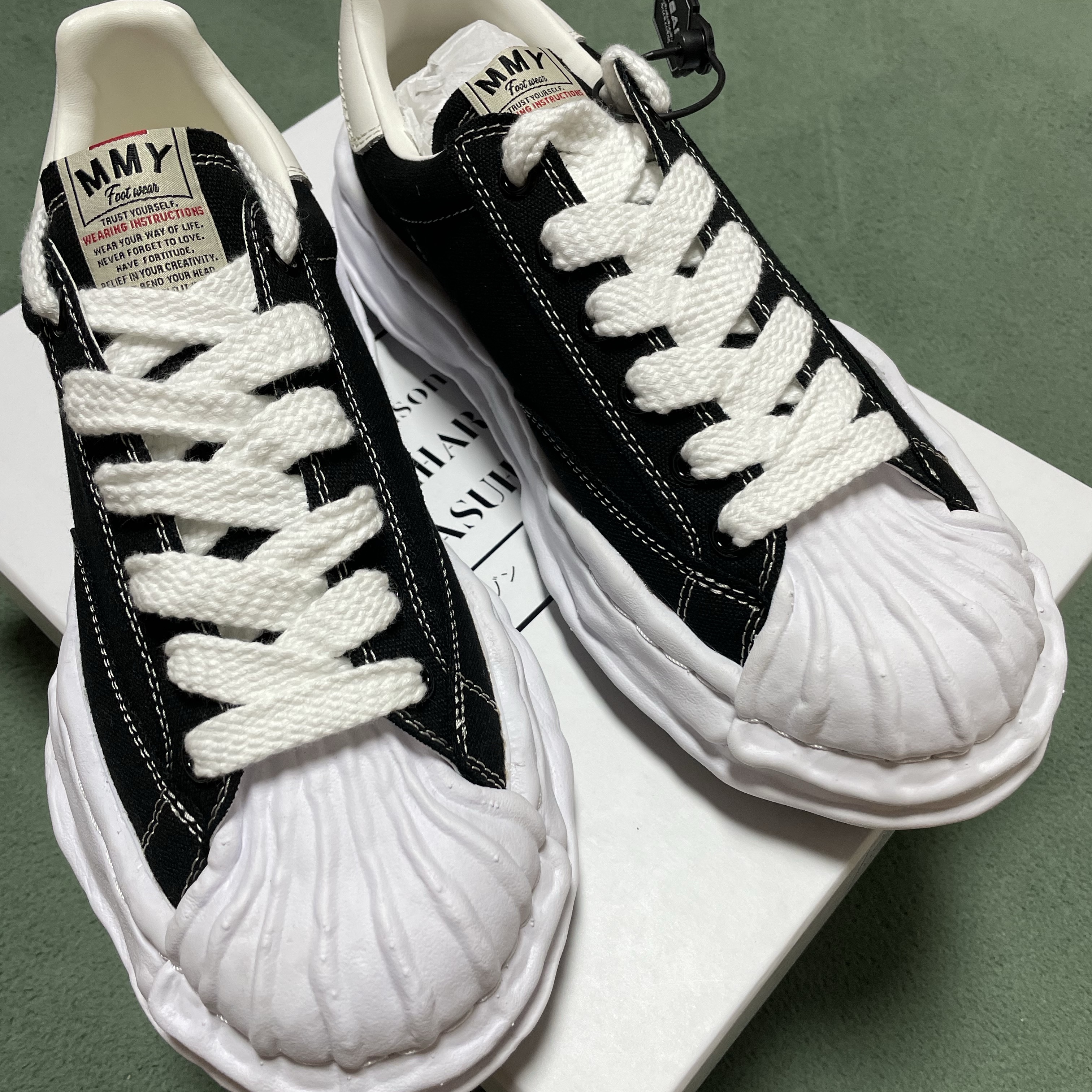Maison Mihara Yasuhiro Blakey OG Sole Canvas Low-top Sneakers Black White 착용 스타일