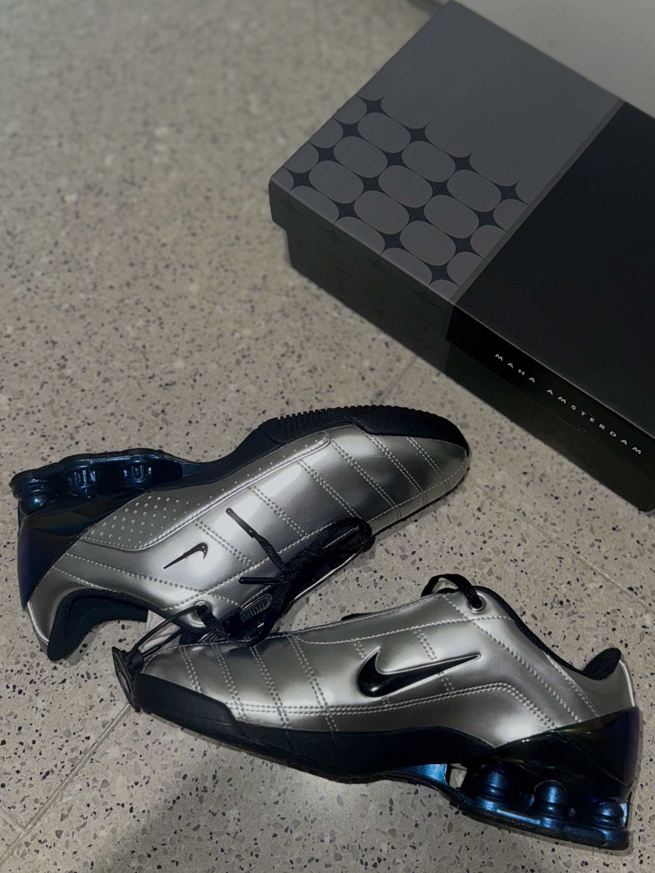 (W) Nike x Maha Amsterdam Total 90 Shox Magia Metallic Silver Black 착용 스타일 - 2