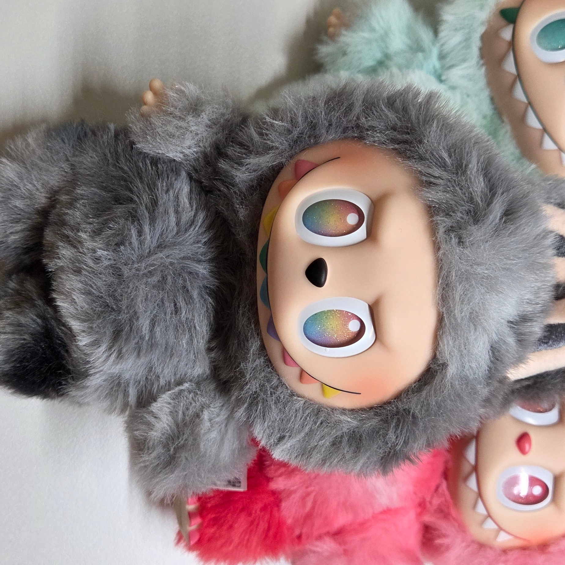 Pop Mart Labubu The Monsters Highlight Series Sealed Case (6 Blind Boxes), Pop Mart Crybaby Crying Again Series Plush Keyring Sealed Case (6 Blind Boxes) 착용 스타일 - 2