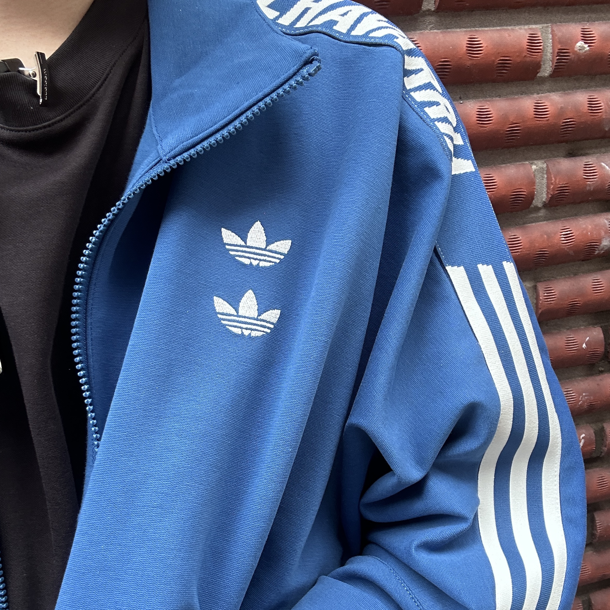 Adidas x Willy Chavarria Knit Track Jacket Dark Marine - KR Sizing, Adidas Originals Capri Shorts Black White - KR Sizing 착용 스타일 - 2