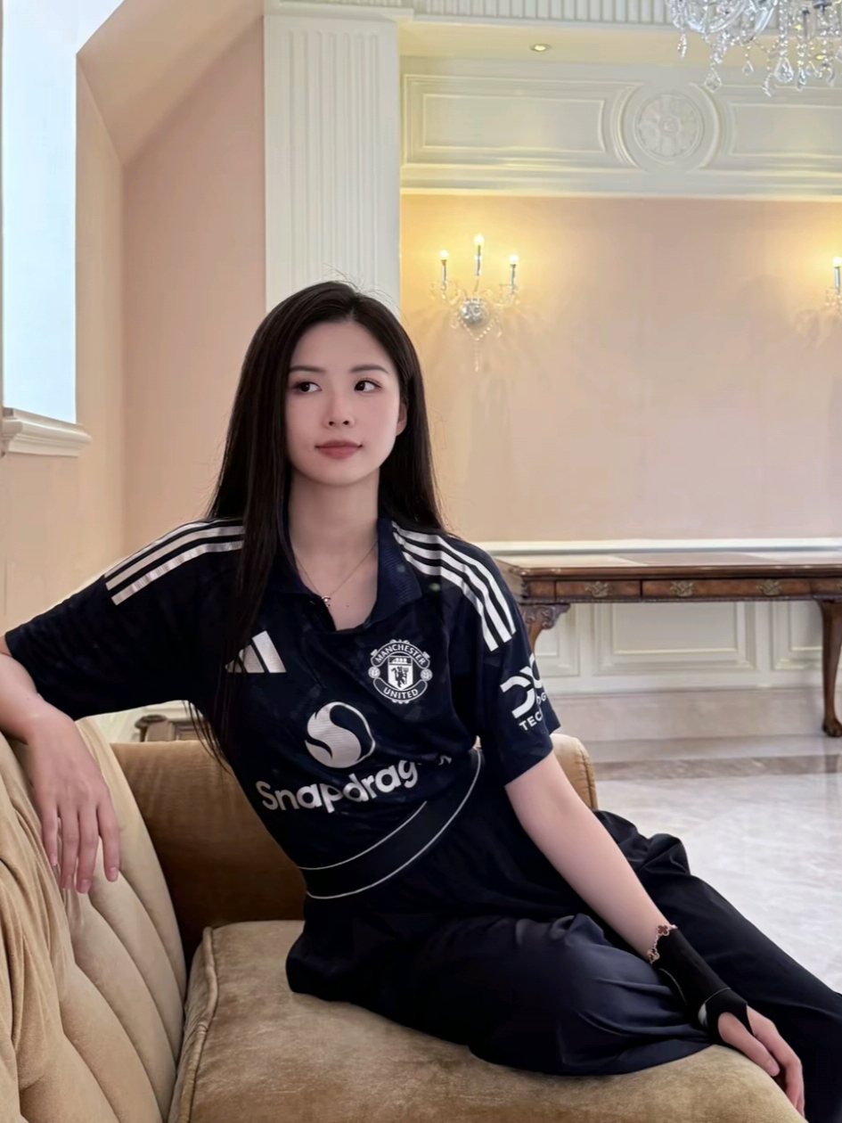 Mizuno Racer Trail SE Black, Adidas Manchester United 2024/25 Away Jersey Night Indigo - KR Sizing (Non Marking Ver.) 착용 스타일 - 1