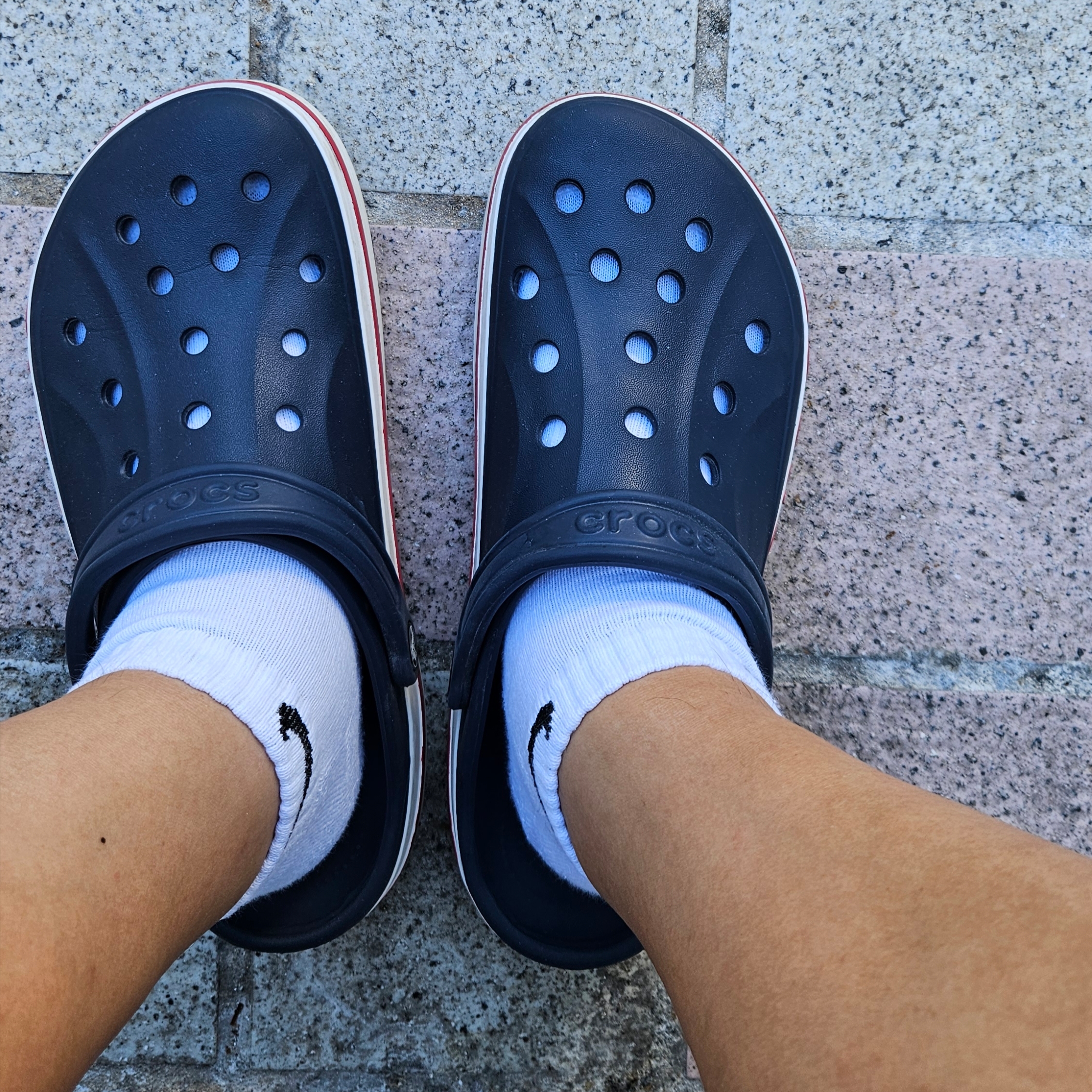 Crocs Bayaband Clog Navy Pepper 착용 스타일