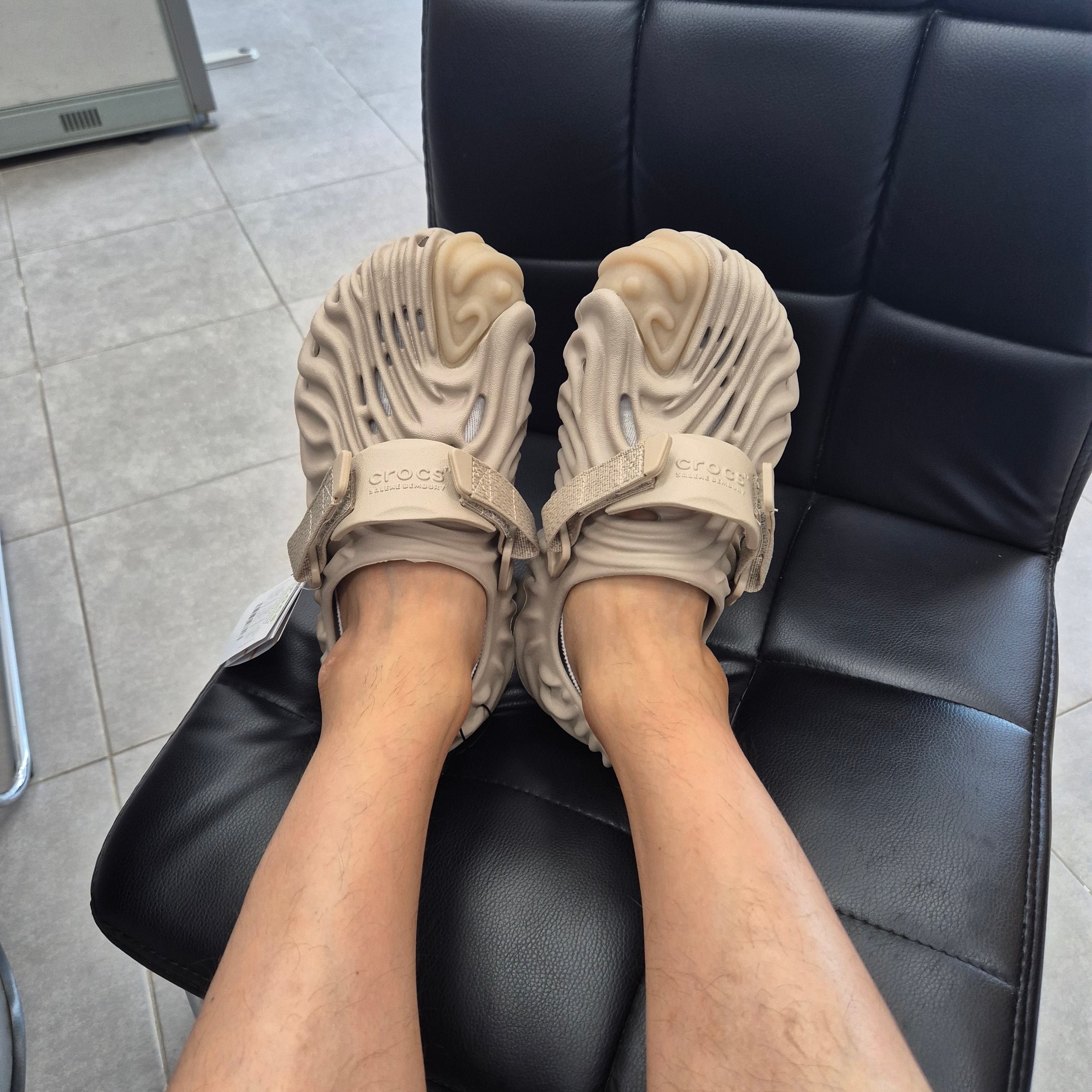 Crocs x Salehe Bembury Pollex Clog Horchata 착용 스타일