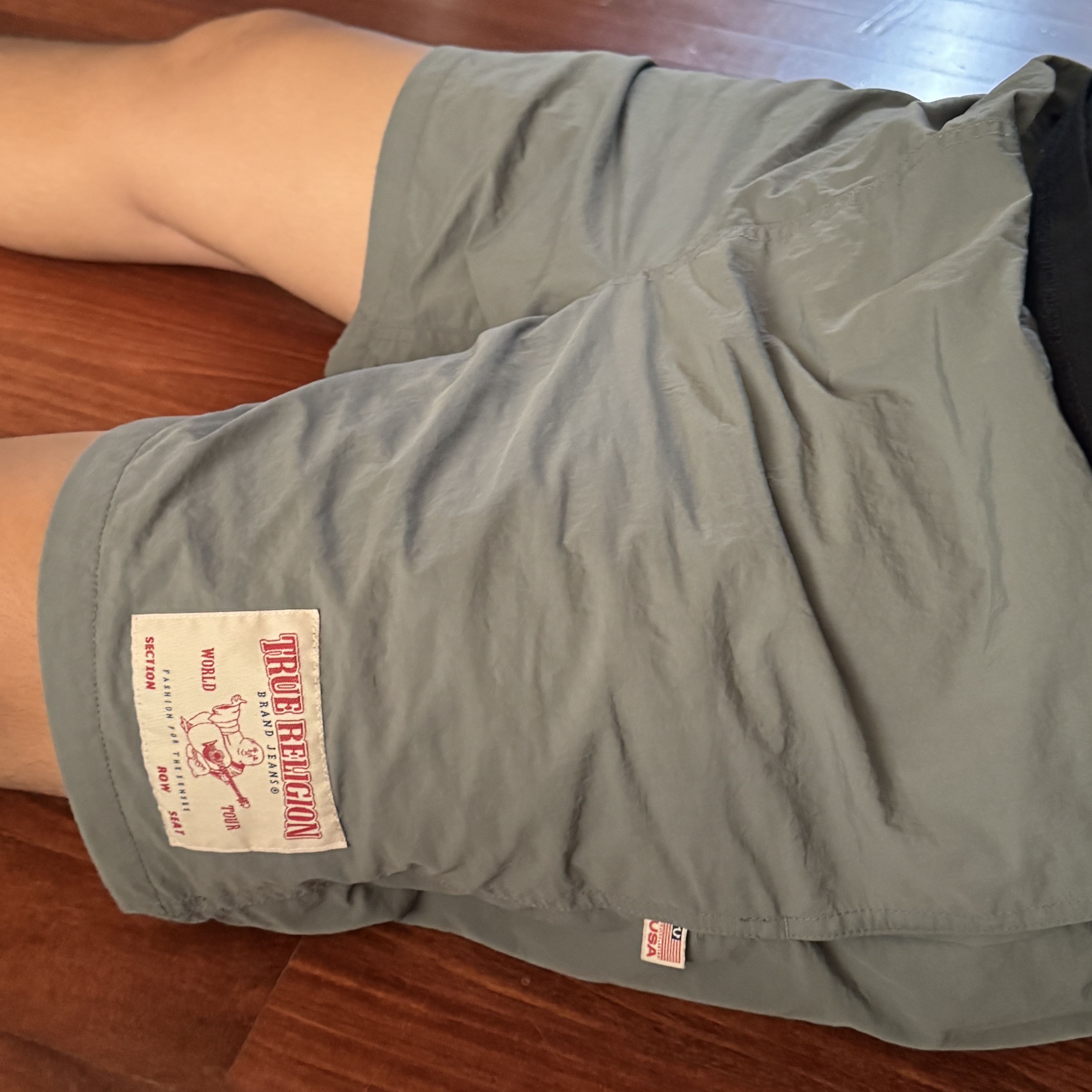 True Religion TR Swim Shorts Charcoal 착용 스타일