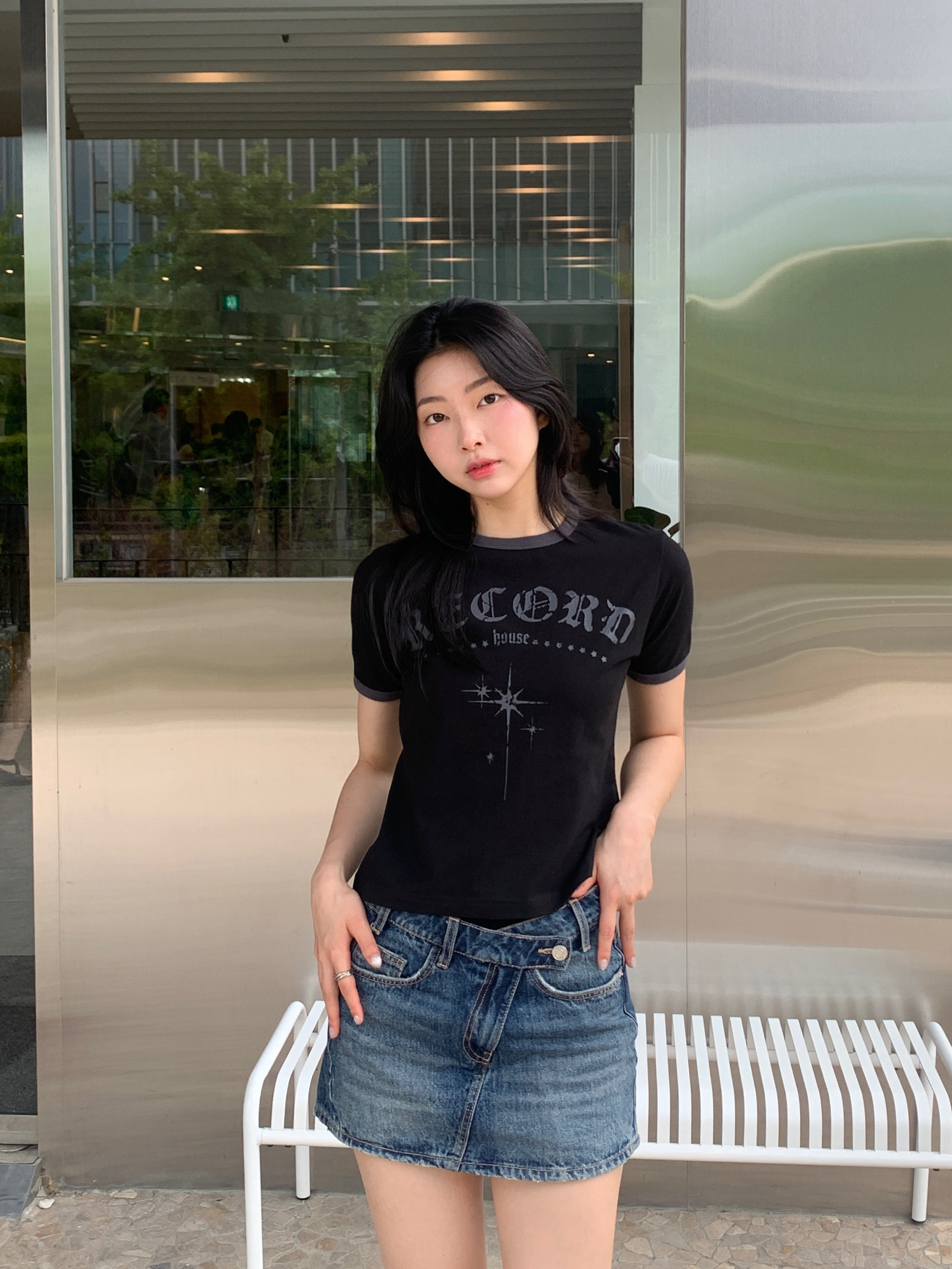 SLOW RECORD HOUSE Unisex RECORD Ringer Tee Black 착용 스타일 - 1