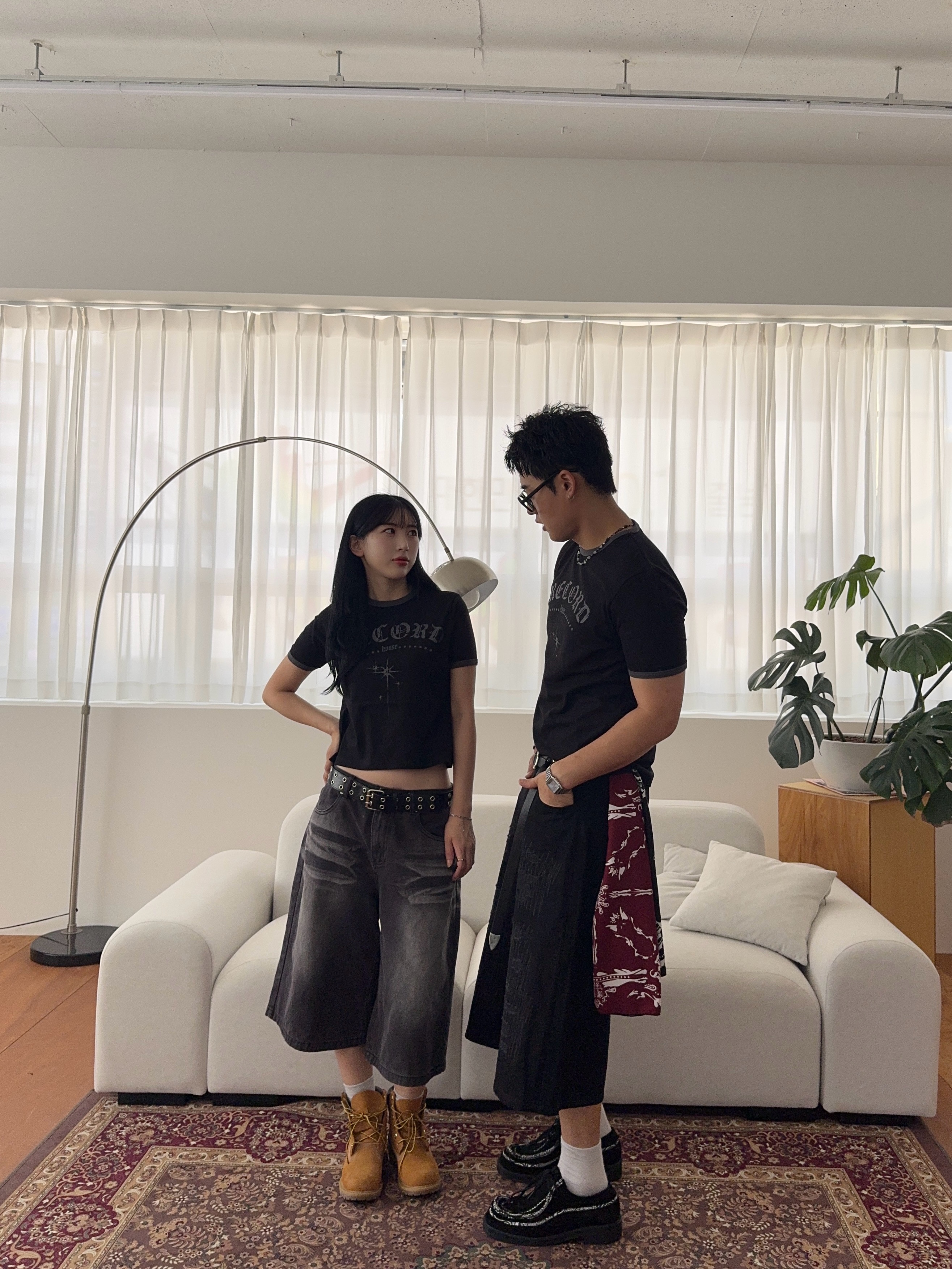 SLOW RECORD HOUSE Unisex RECORD Ringer Tee Black 착용 스타일 - 5