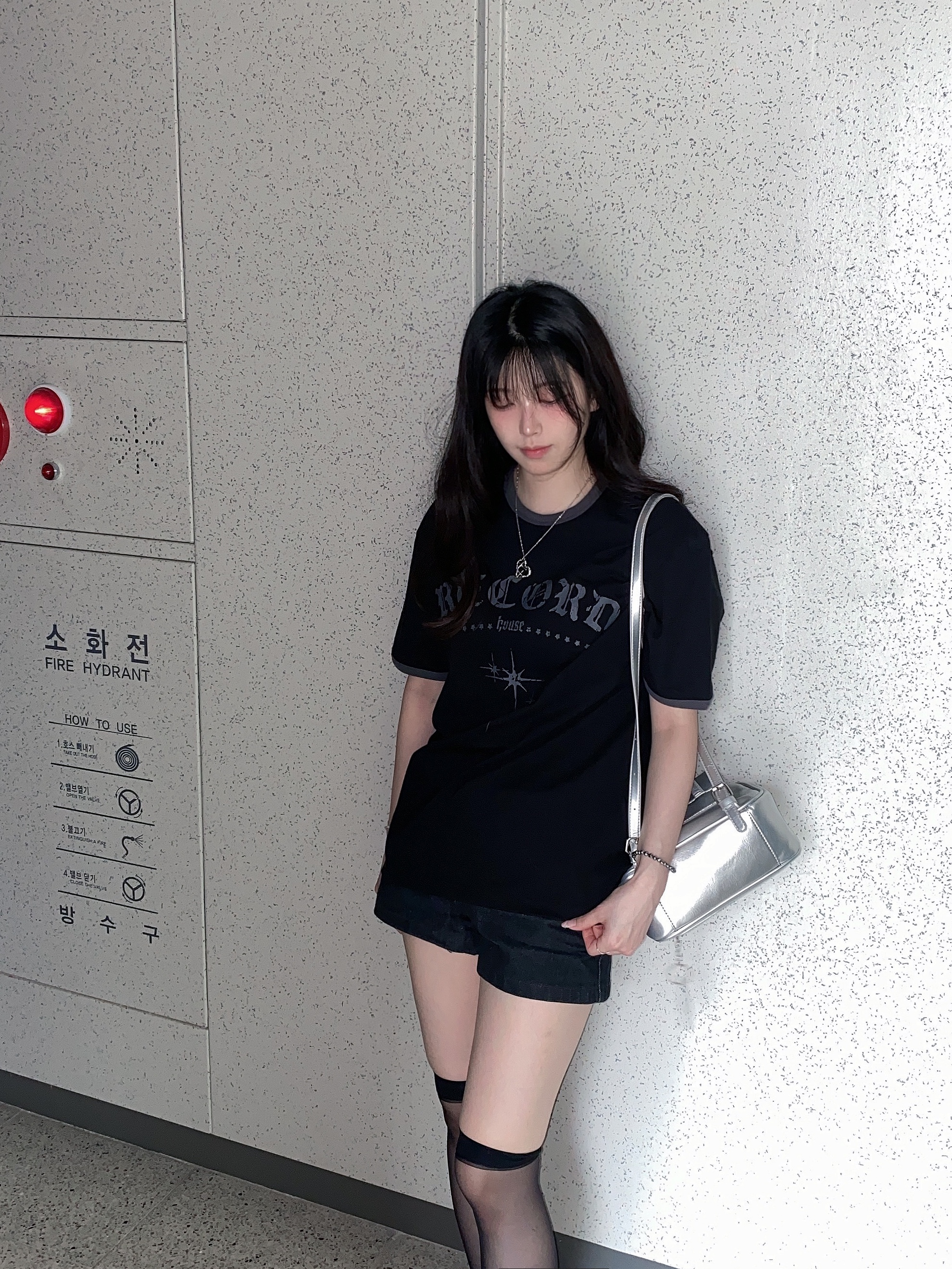 SLOW RECORD HOUSE Unisex RECORD Ringer Tee Black 착용 스타일 - 2