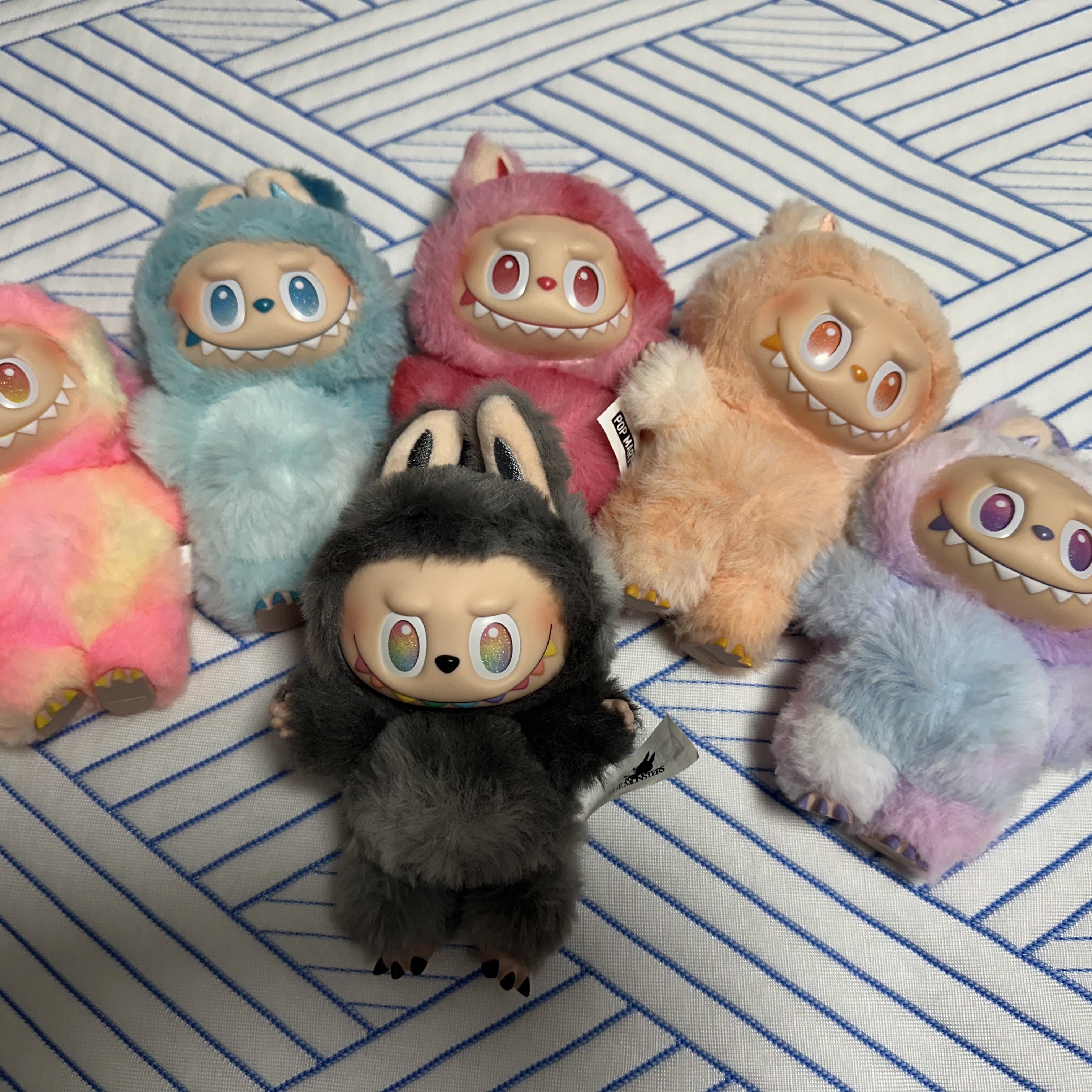 Pop Mart Labubu The Monsters Highlight Series Sealed Case (6 Blind Boxes), Pop Mart Labubu The Monsters Highlight Series ID Keyring (Opened Case) 착용 스타일 - 1