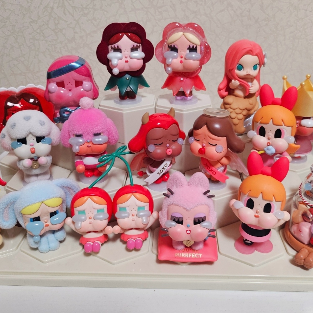 Pop Mart Crybaby Crying For Love Series Sealed Case (12 Blind Boxes), Pop Mart Crybaby Crying Again Series Plush Keyring Sealed Case (1 Blind Box) 착용 스타일