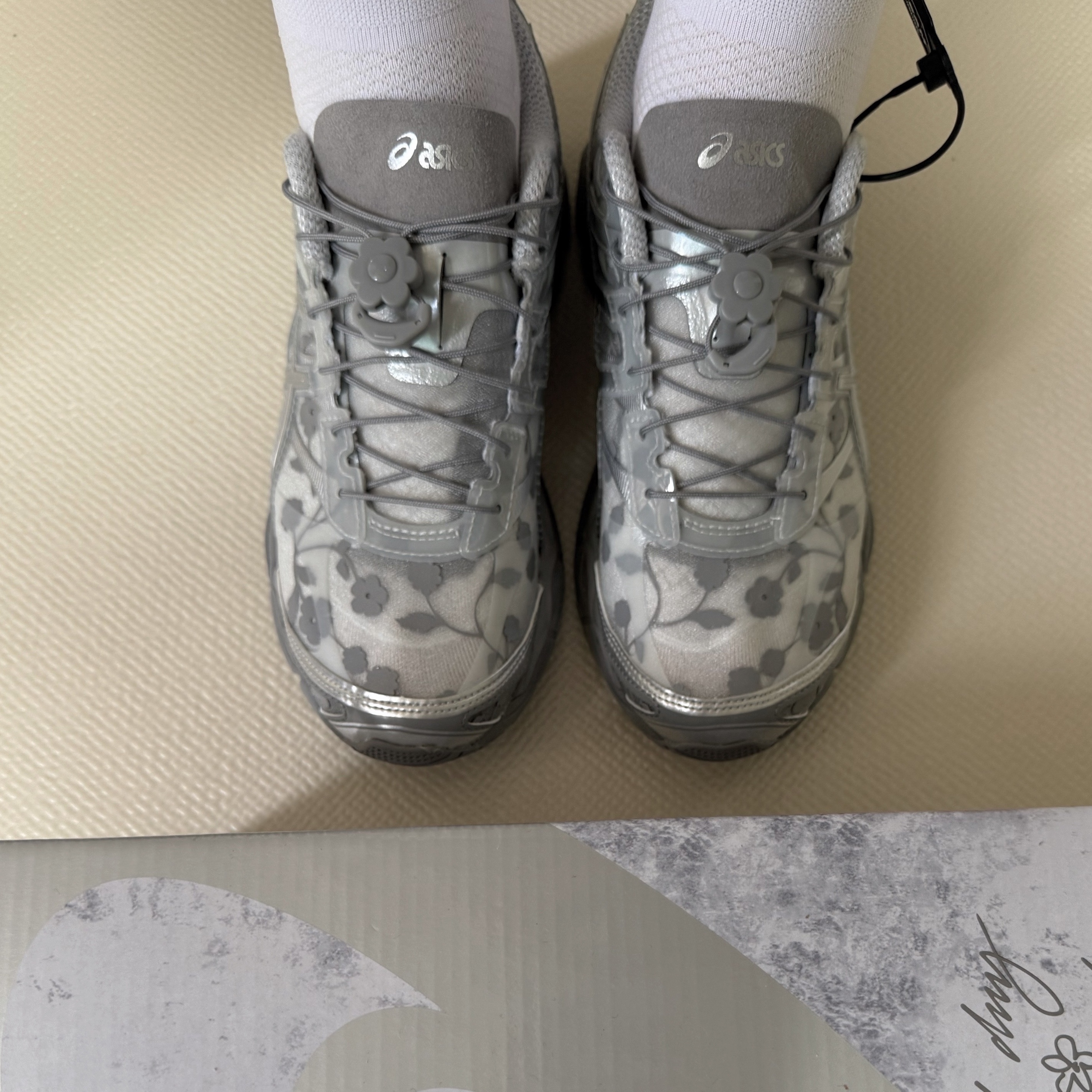 Asics x Cecilie Bahnsen Gel-Cumulus 16 Gray 착용 스타일 - 2