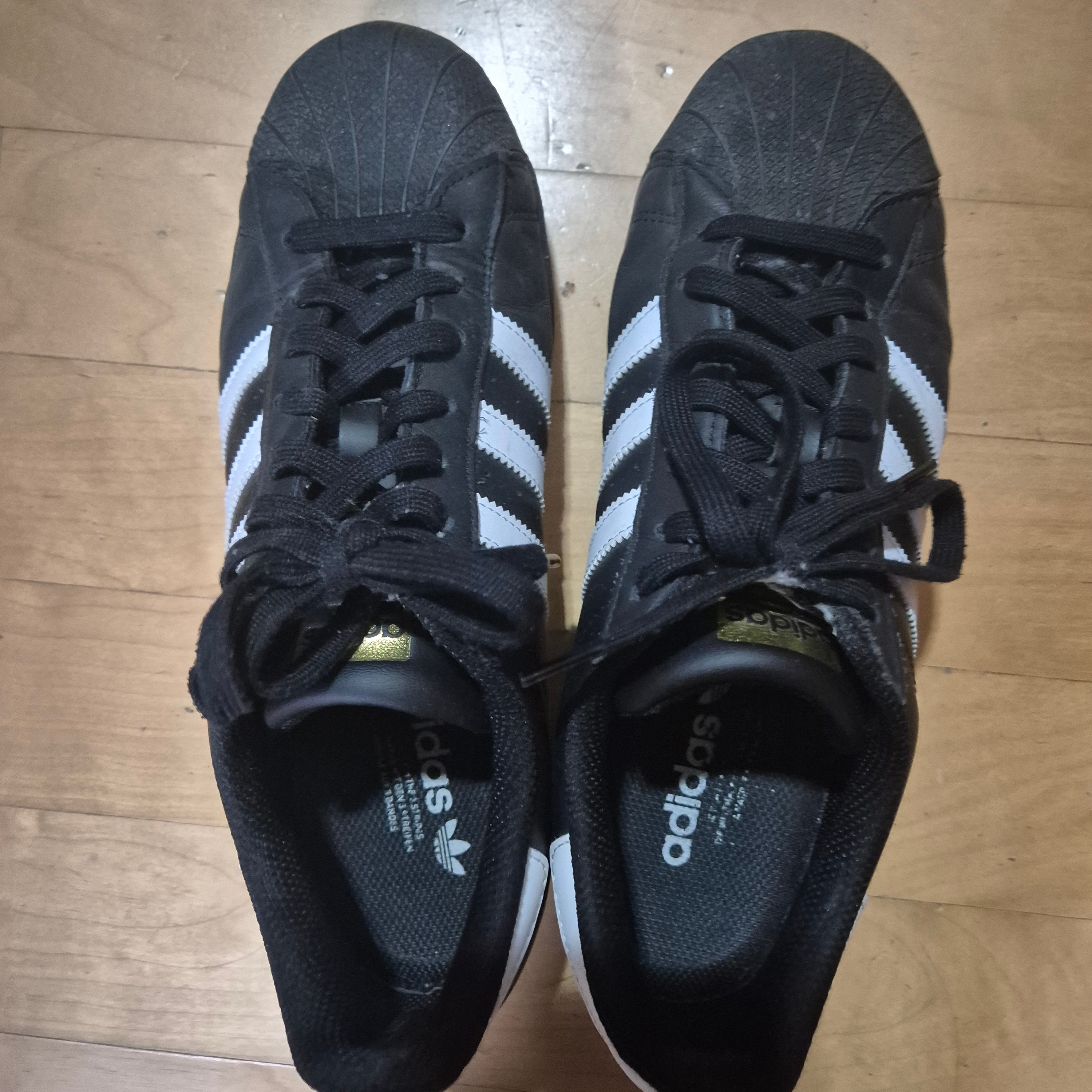 Adidas Superstar Core Black White 착용 스타일