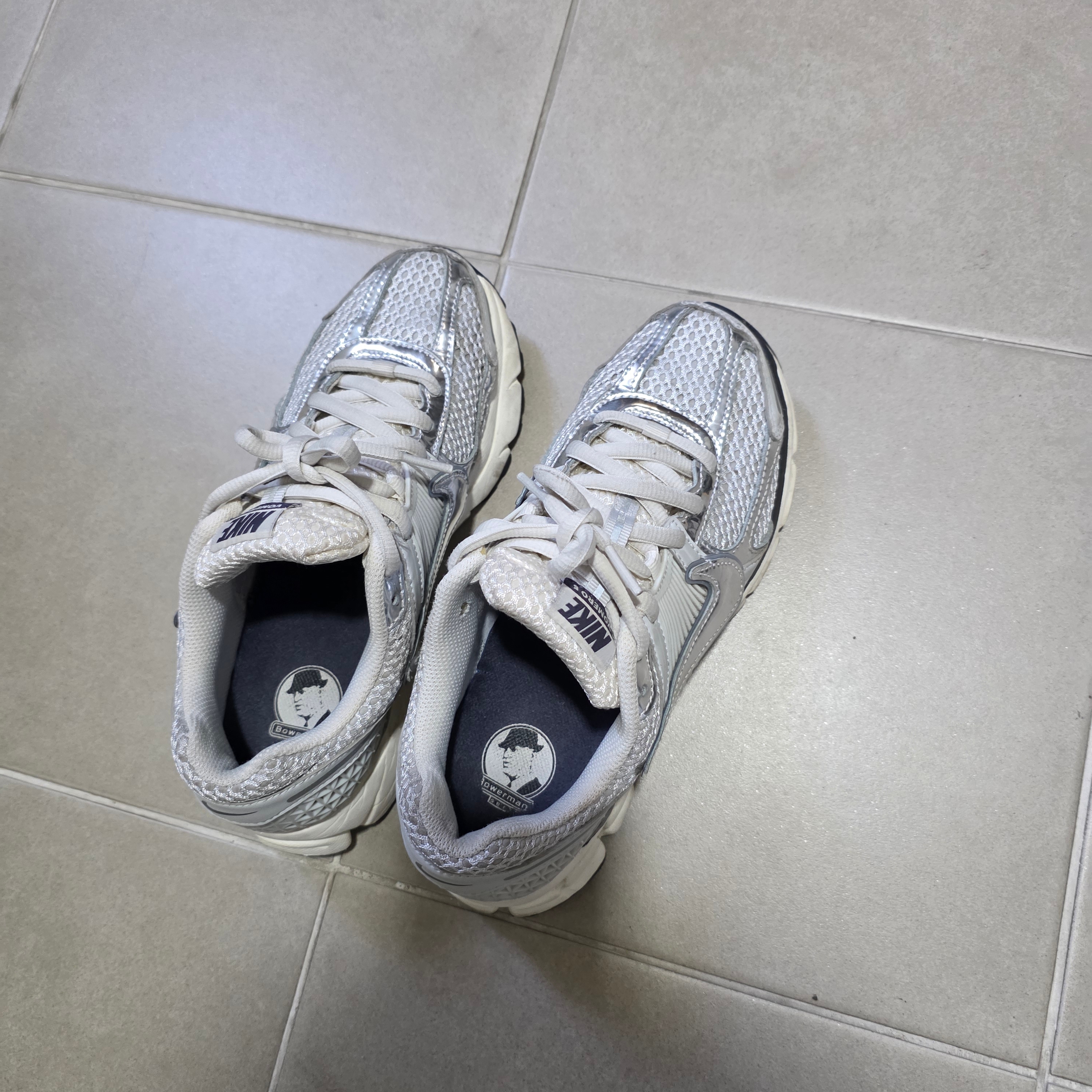 (W) Nike Zoom Vomero 5 Photon Dust and Metallic Silver 착용 스타일