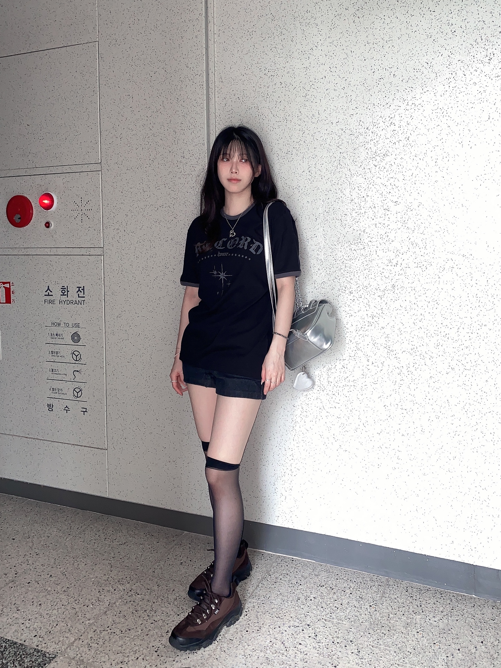 SLOW RECORD HOUSE Unisex RECORD Ringer Tee Black 착용 스타일 - 3