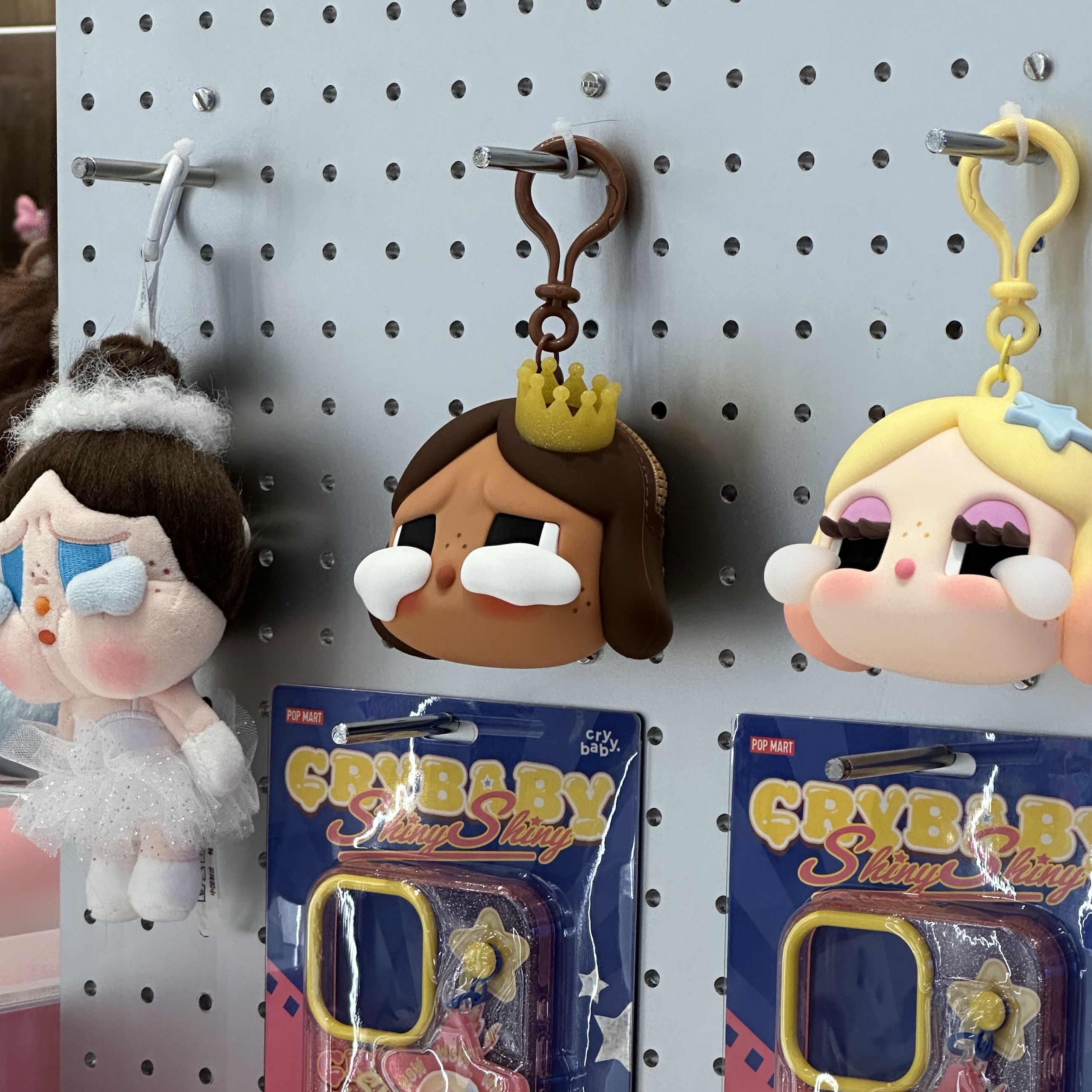 Pop Mart Crybaby Shiny Shiny Series Earphone Case Brown, Pop Mart Crybaby Shiny Shiny Series Earphone Case Gold 착용 스타일 - 3