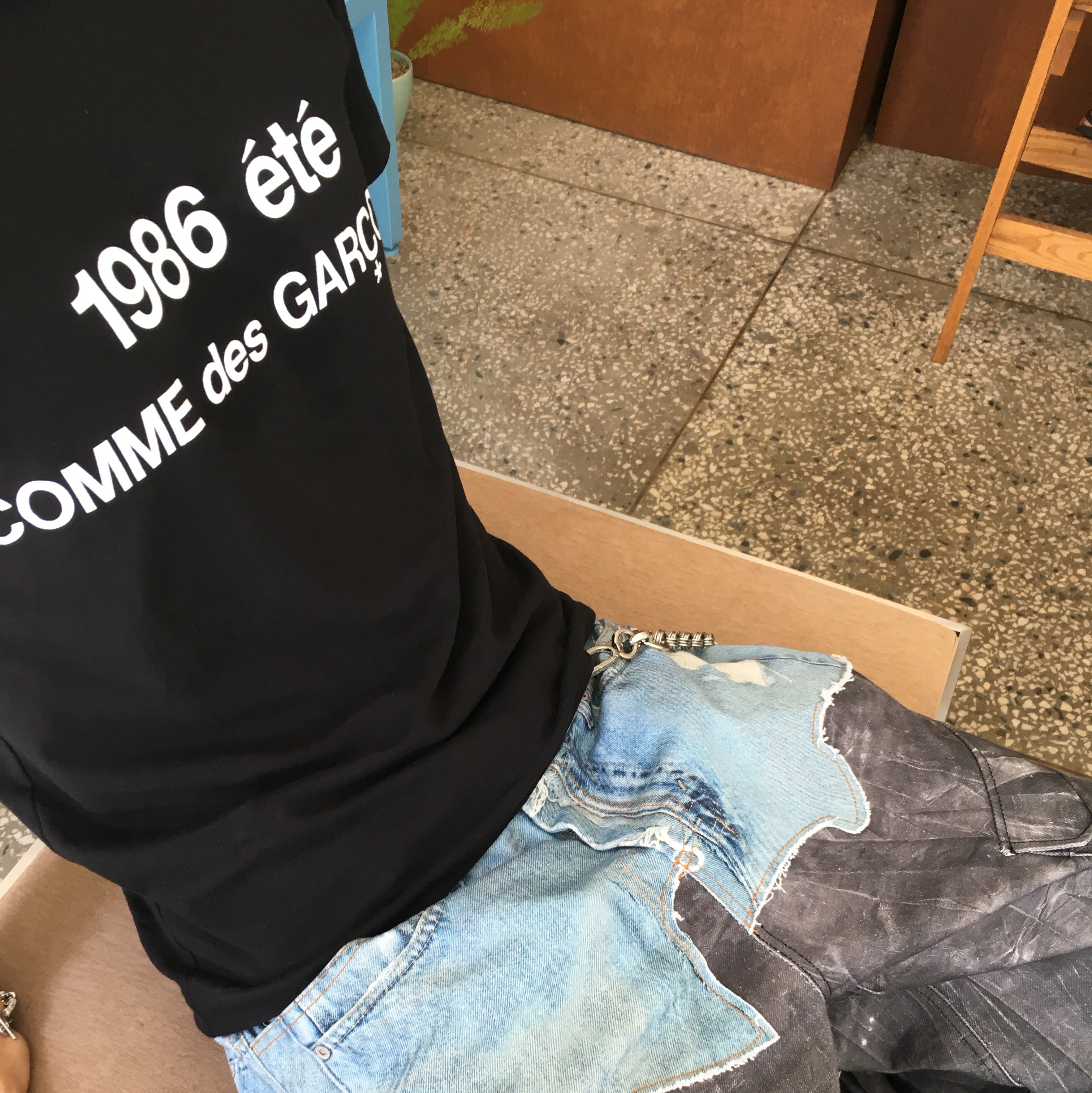 CDG 1986 Comme des Garcons T-Shirt Black 착용 스타일