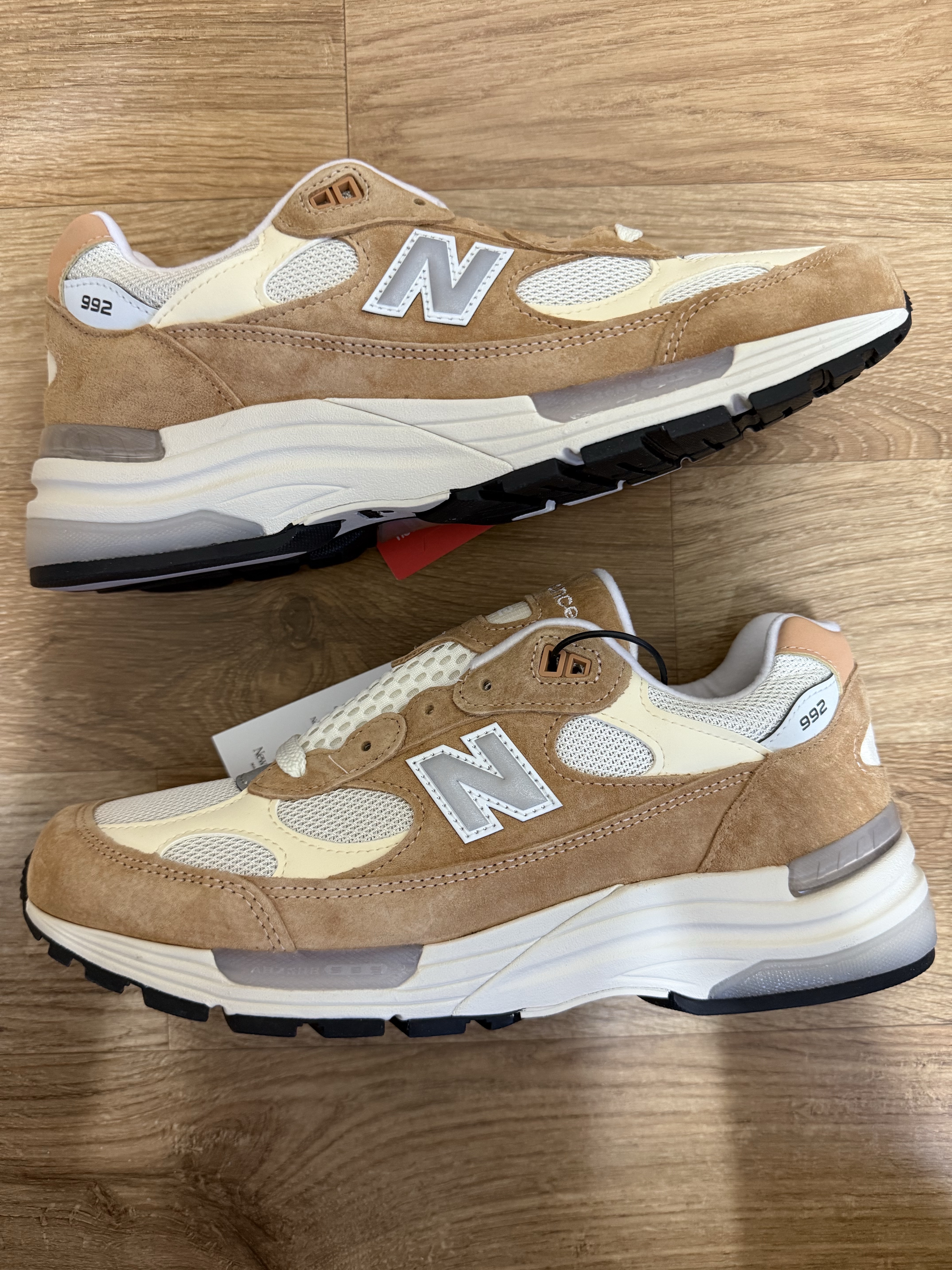 New Balance 992 Made in USA Sweet Caramel Calcium 착용 스타일 - 2