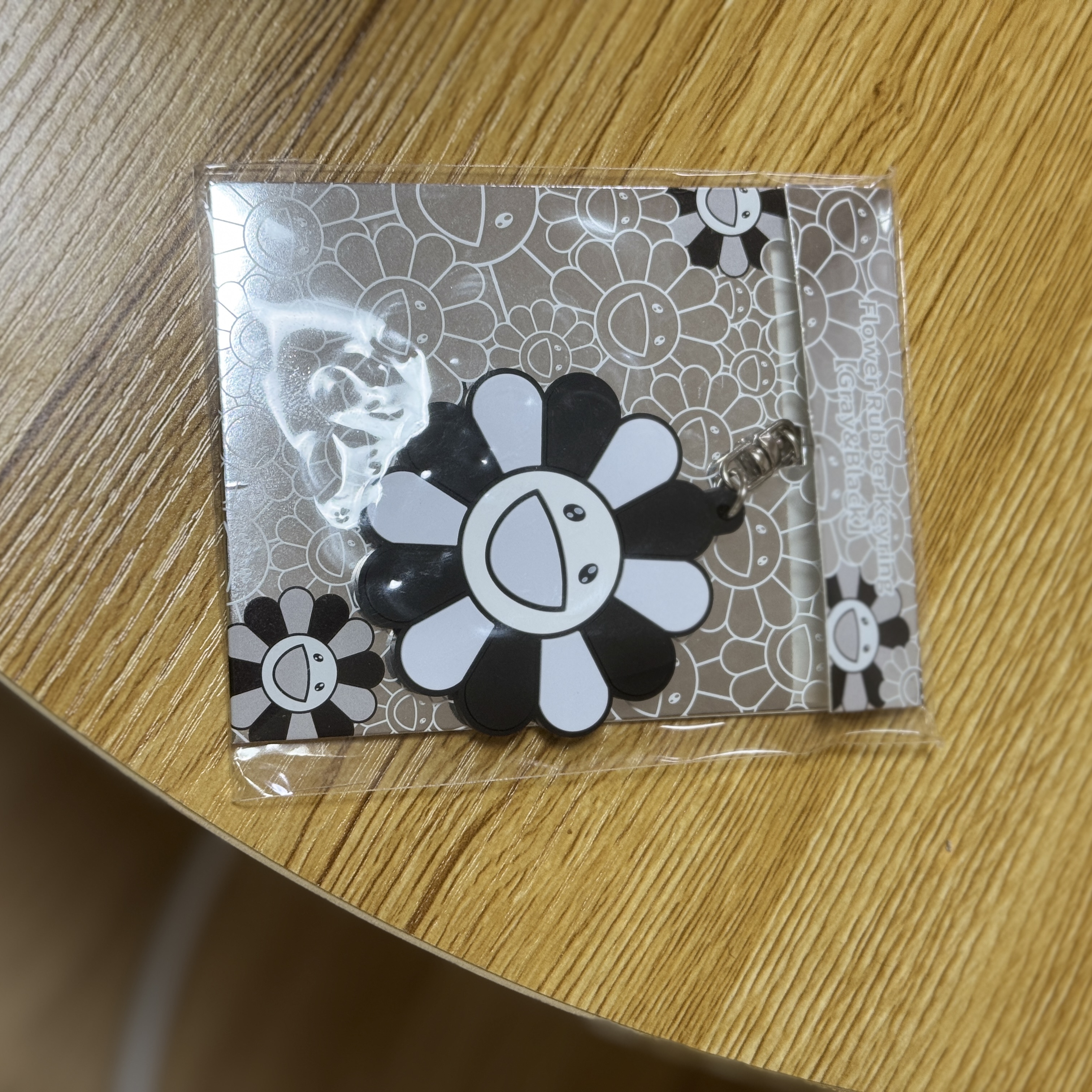 Kaikai Kiki Flower Rubber Keyring Gray Black 착용 스타일
