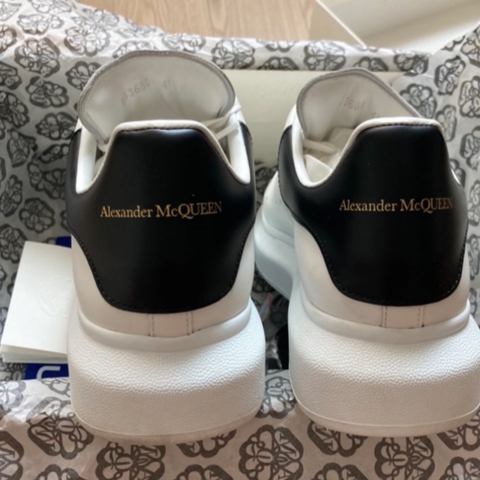 (W) Alexander McQueen Oversized Sneakers White Black 착용 스타일
