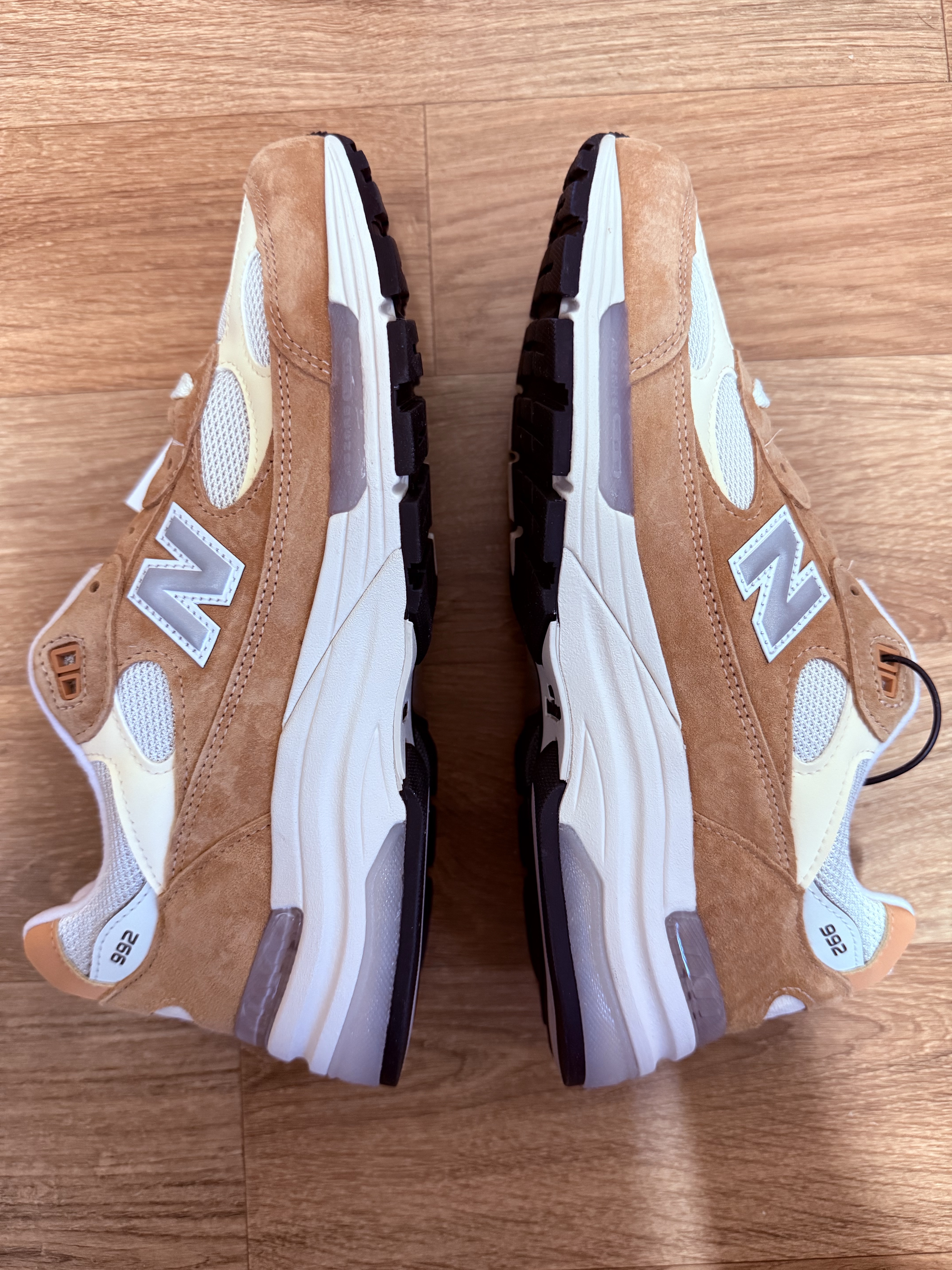 New Balance 992 Made in USA Sweet Caramel Calcium 착용 스타일 - 7