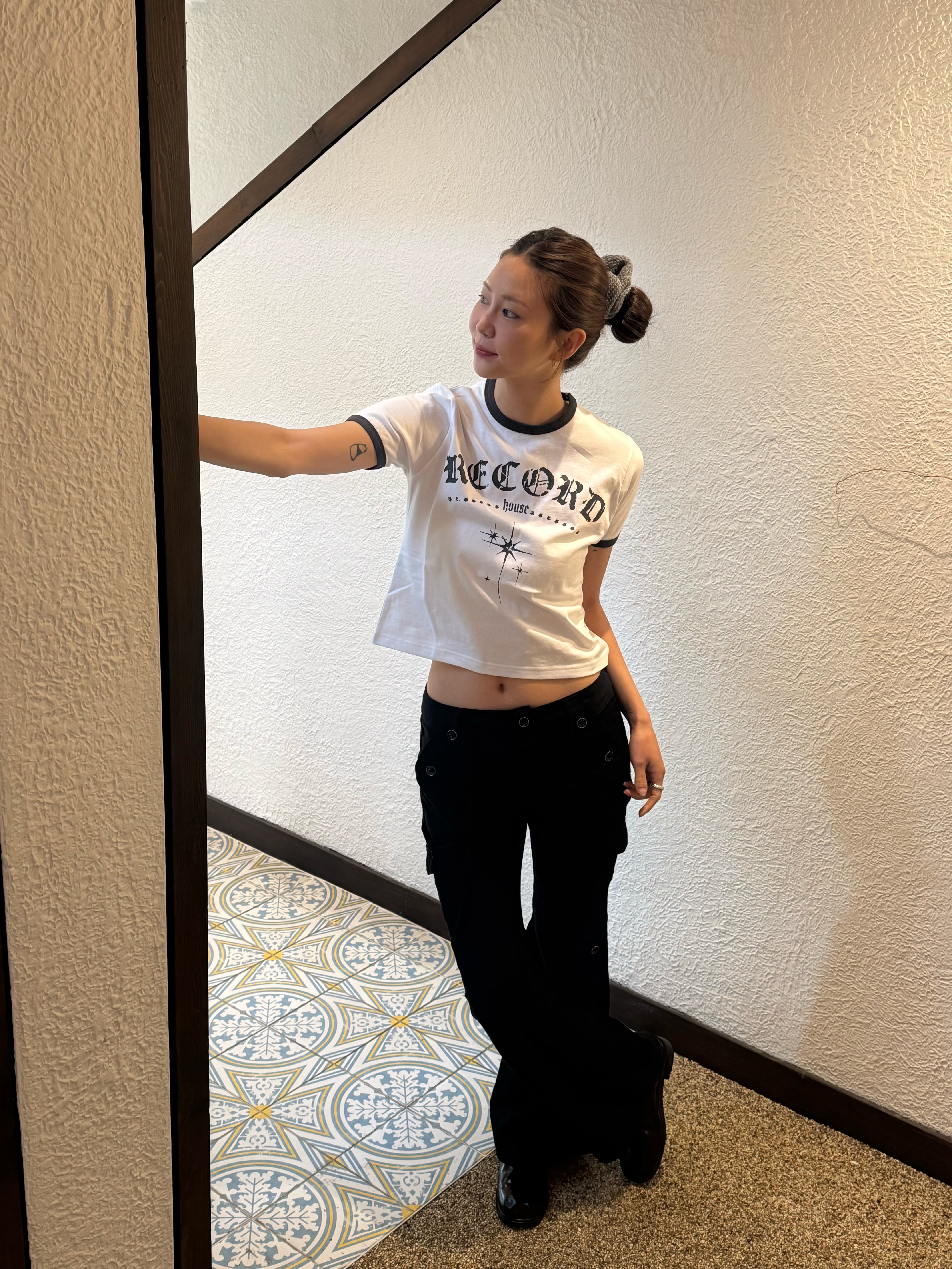 SLOW RECORD HOUSE Unisex RECORD Ringer Tee White 착용 스타일 - 1