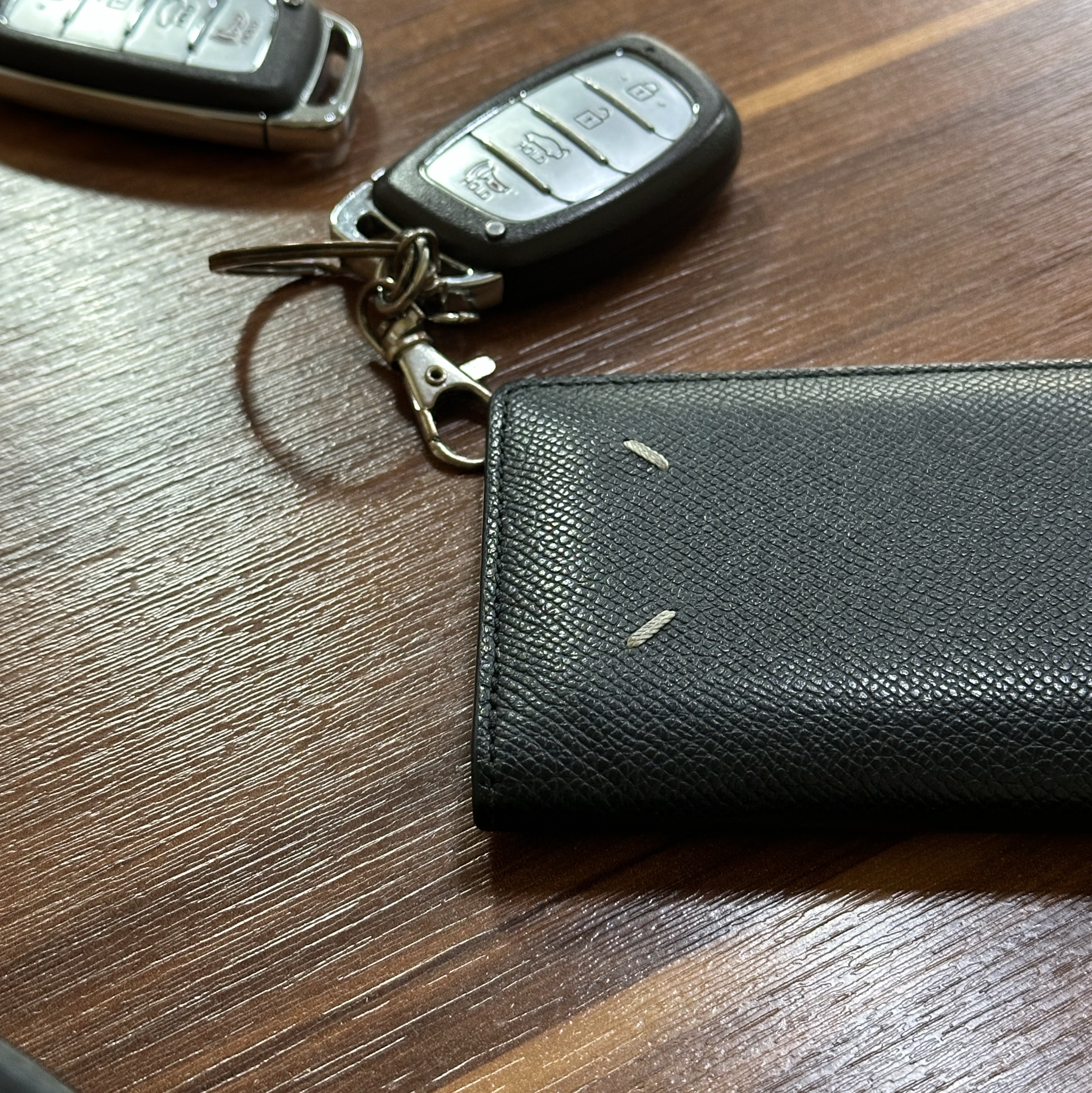 Maison Margiela Leather Bi-Fold Card Holder Black 착용 스타일
