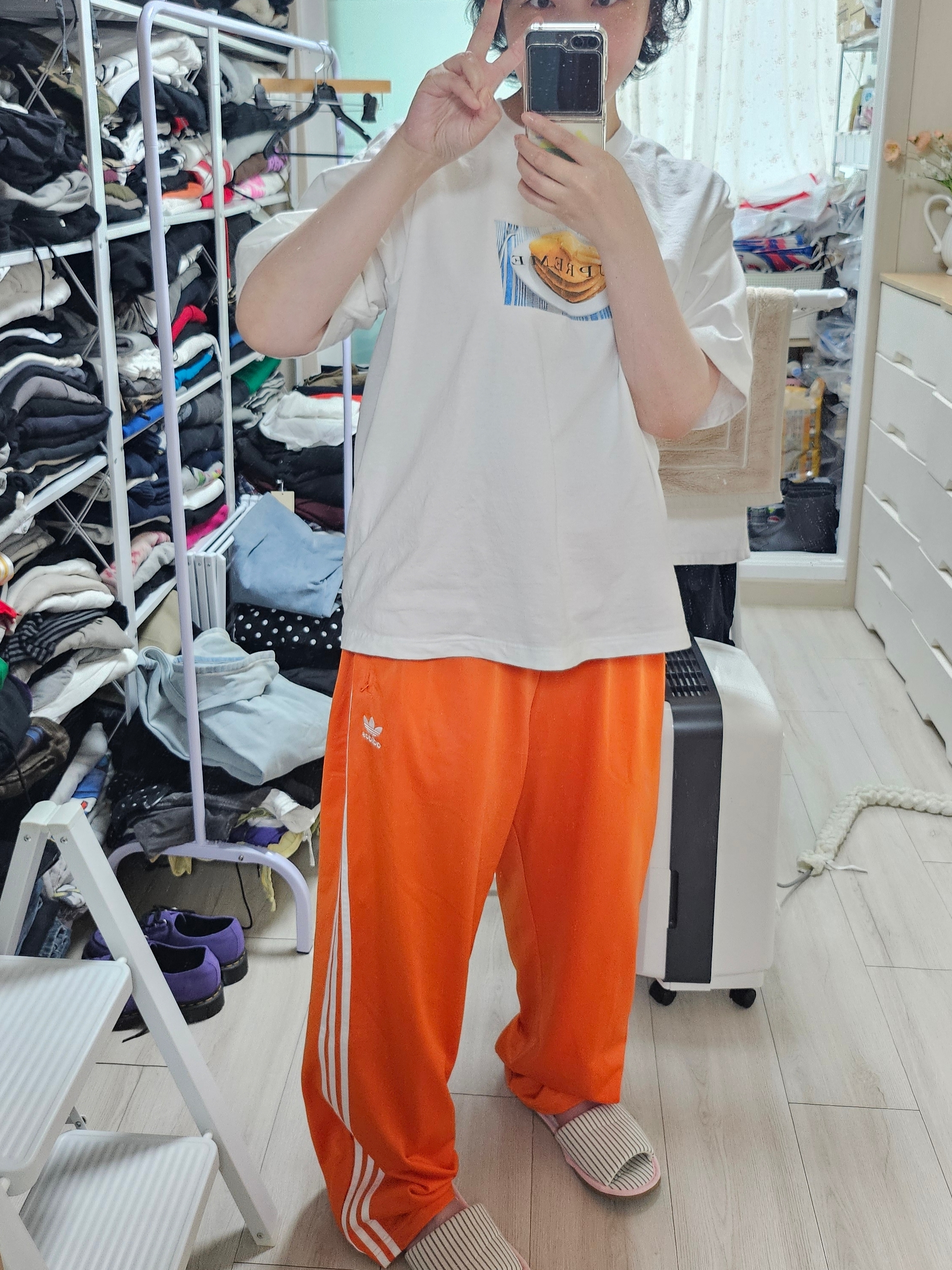 Supreme NBA Youngboy T-Shirt White - 23FW, Supreme x Jordan Biggie S/S Top White - 24FW 착용 스타일 - 3