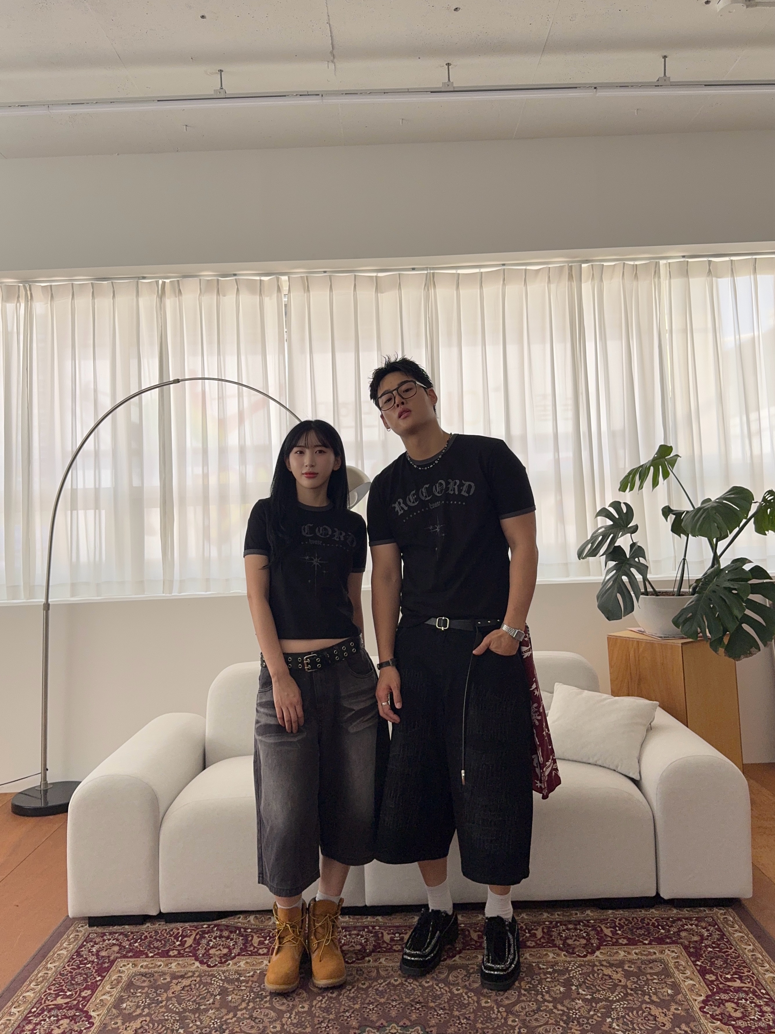 SLOW RECORD HOUSE Unisex RECORD Ringer Tee Black 착용 스타일 - 1