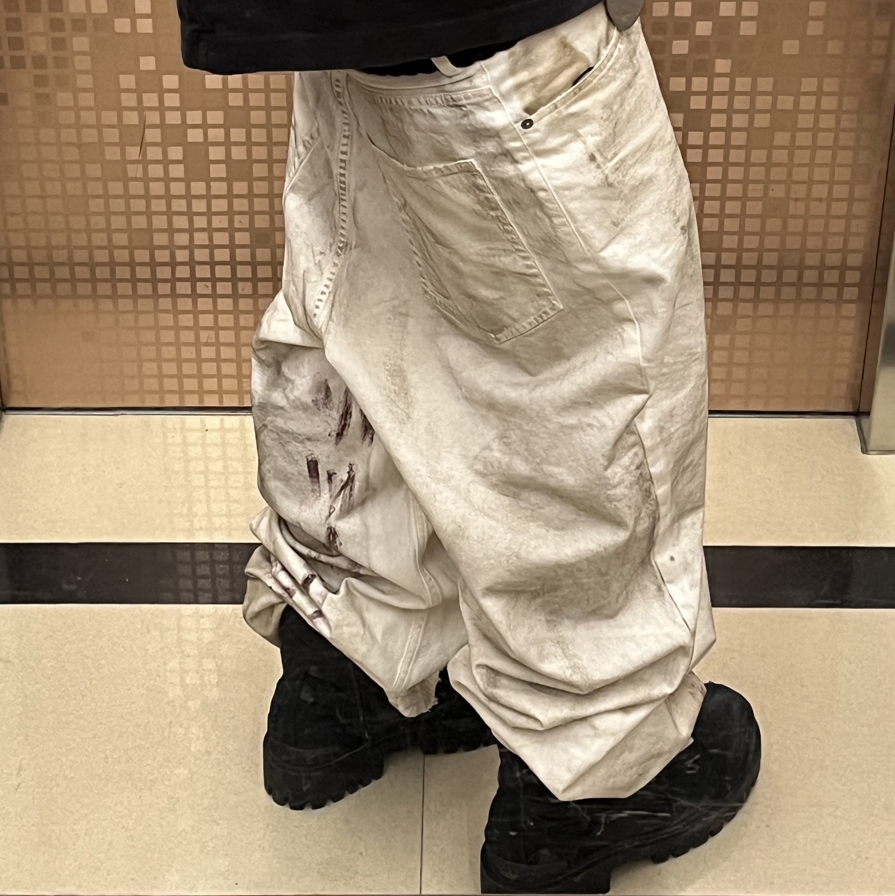 Balenciaga Combat Strike 20mm Boots Black, Rick Owens Geobasket Sneakers Black Milk 착용 스타일 - 1