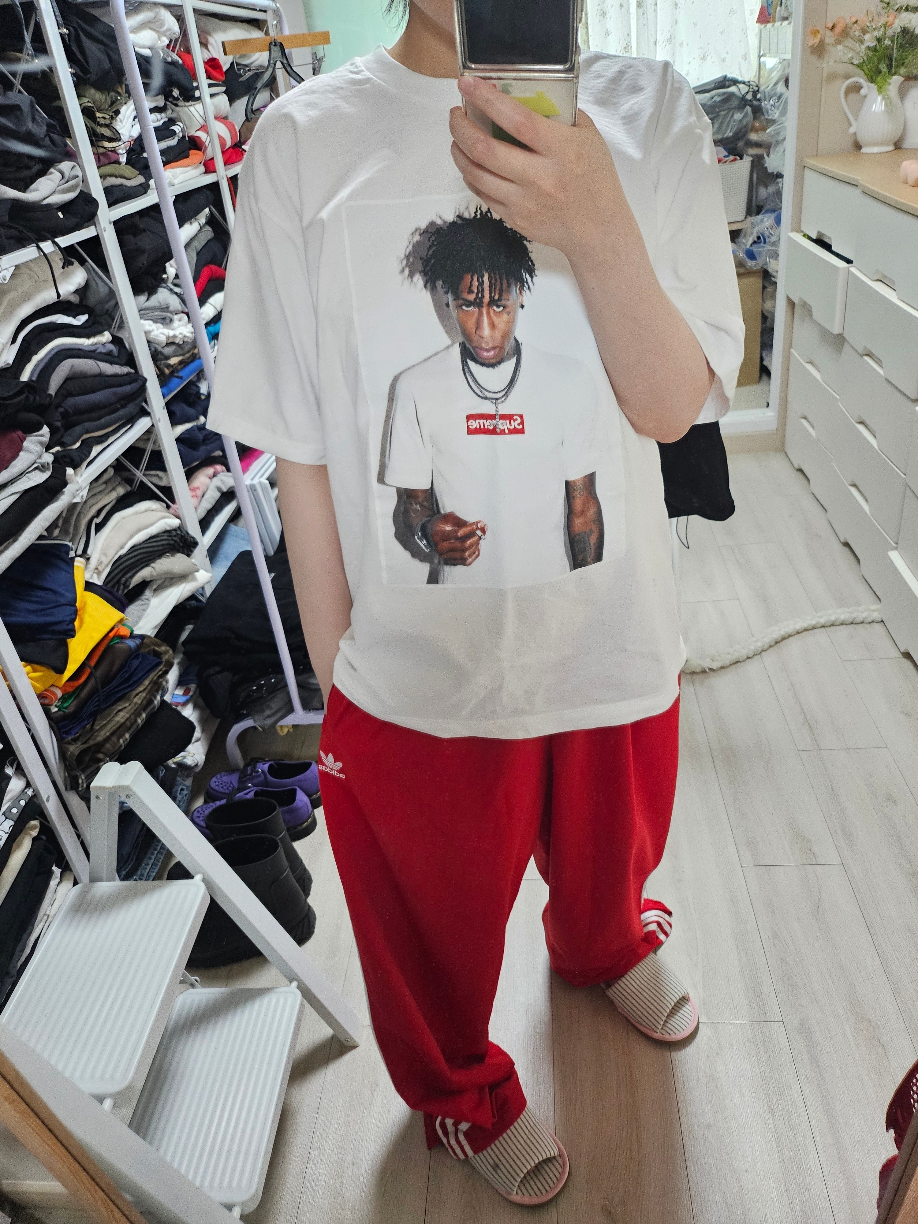 Supreme NBA Youngboy T-Shirt White - 23FW, Supreme x Jordan Biggie S/S Top White - 24FW 착용 스타일 - 1