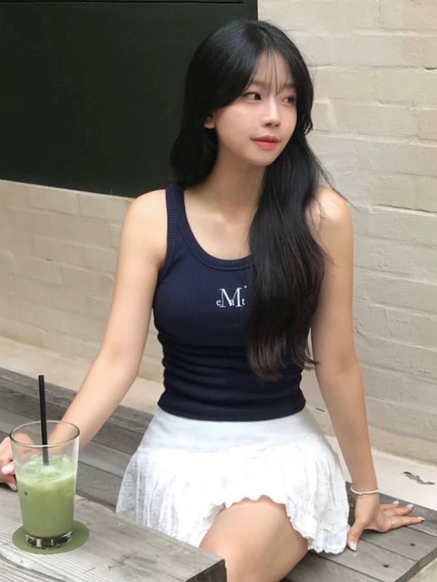 MUCENT Back Detail Signature Sleeveless Navy 착용 스타일
