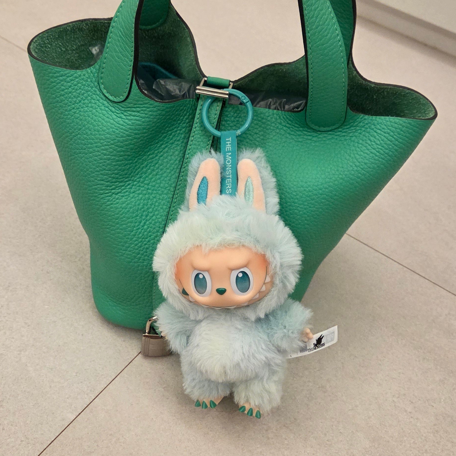 Pop Mart Labubu The Monsters Highlight Series Sealed Case (6 Blind Boxes), Pop Mart Crybaby Crying Again Series Plush Keyring Sealed Case (6 Blind Boxes) 착용 스타일 - 1