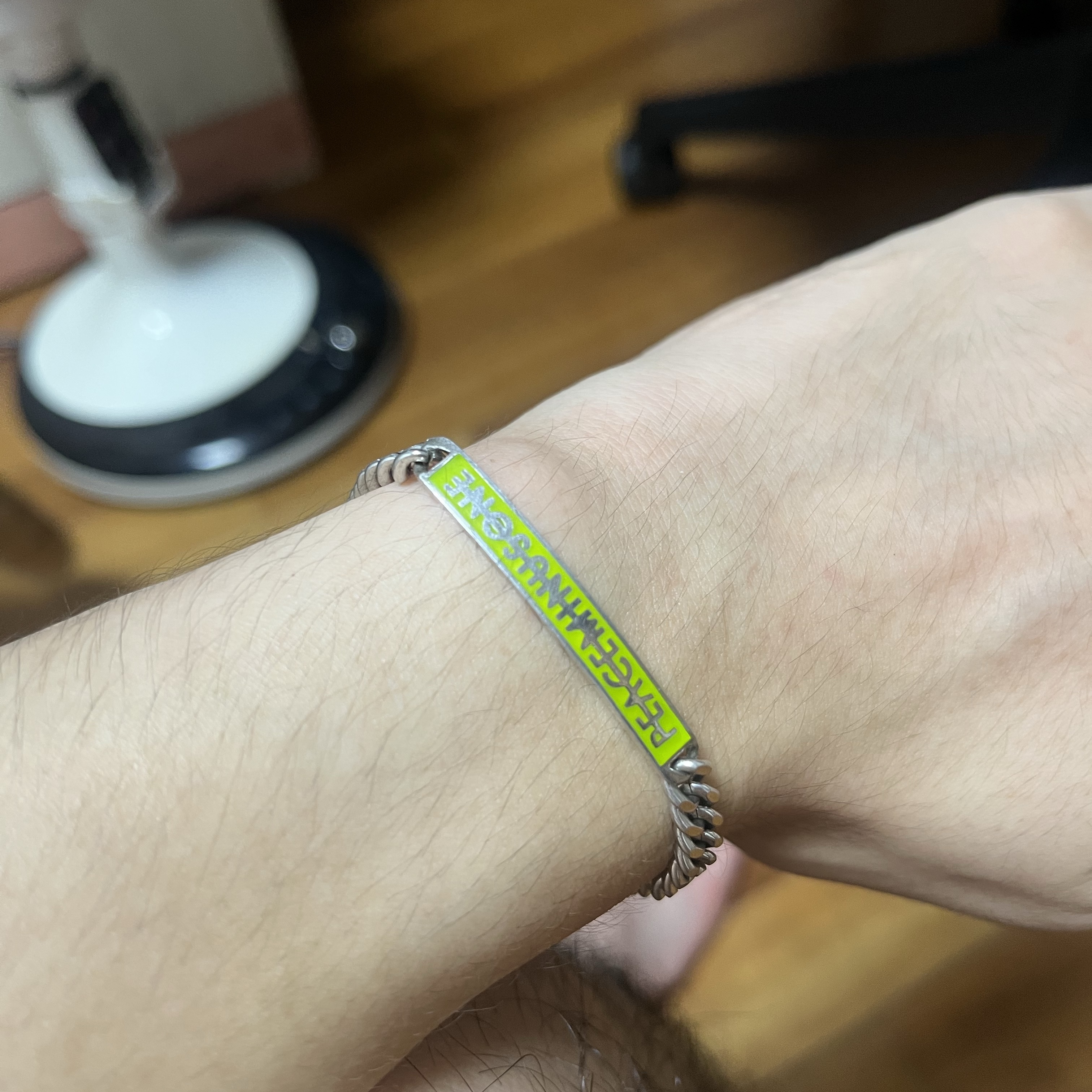 Peaceminusone Logo Bracelet #1 Green 착용 스타일